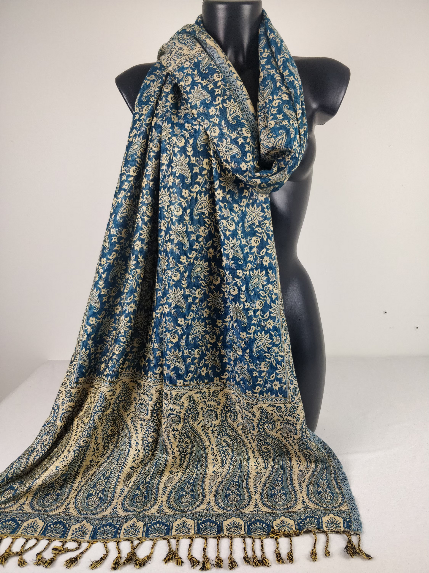 Pashmina réversible Sankya en viscose. Echarpe aux motifs paisley bleu.