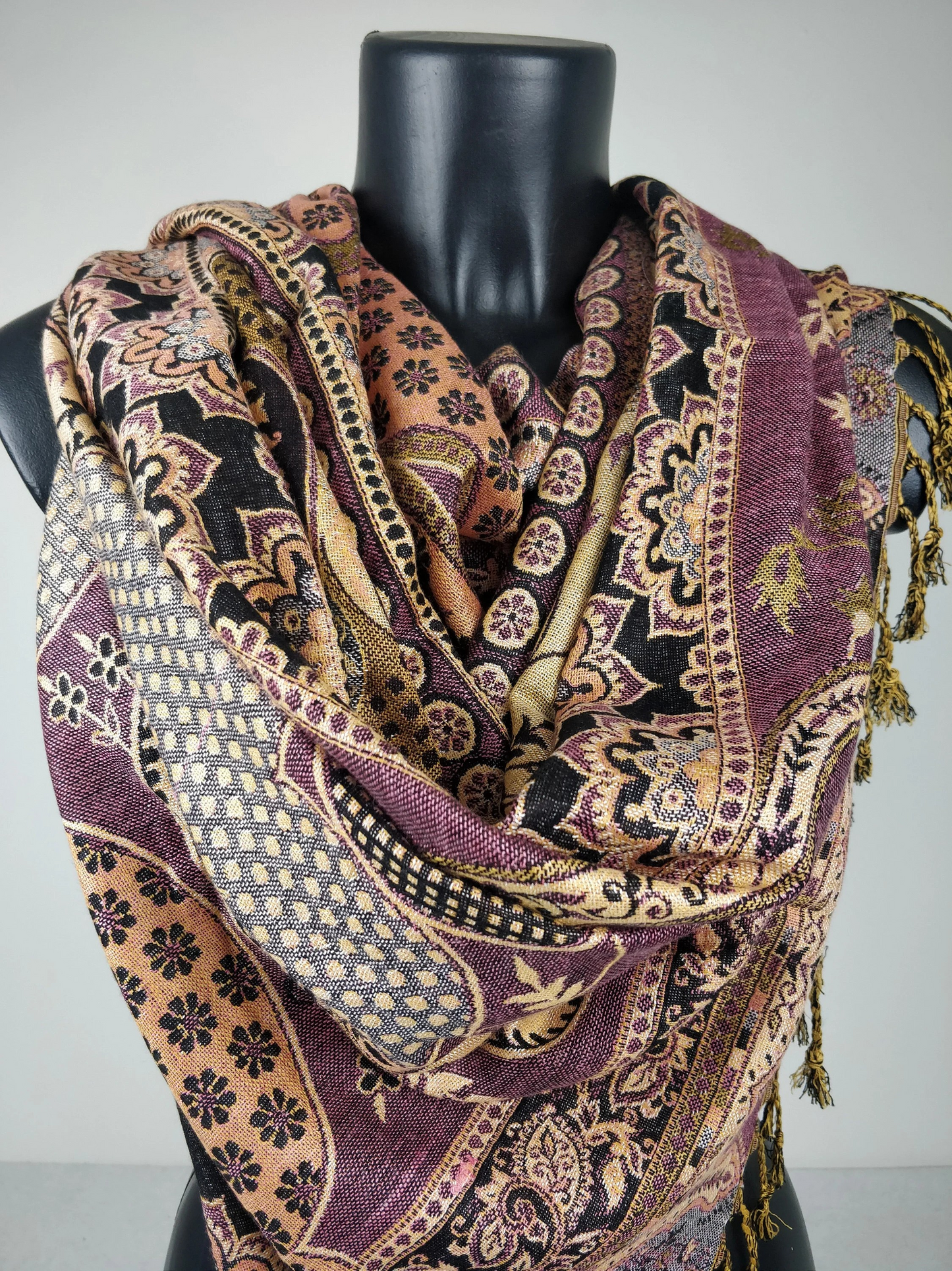 Pashmina vintage Hantra en viscose. Echarpe réversible aux motifs ethnique noir, violet et crème (Copie)