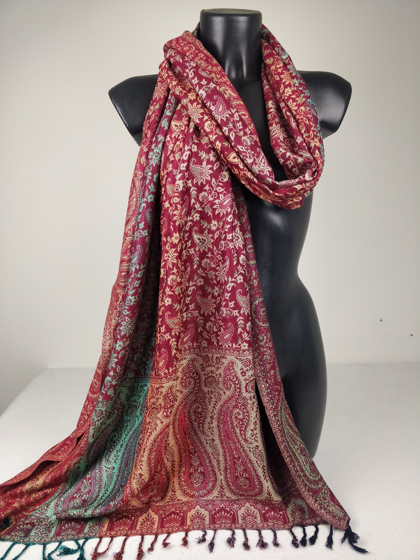 Pashmina réversible multicolore Sankya en viscose. Echarpe aux motifs paisley tons fuchsia.