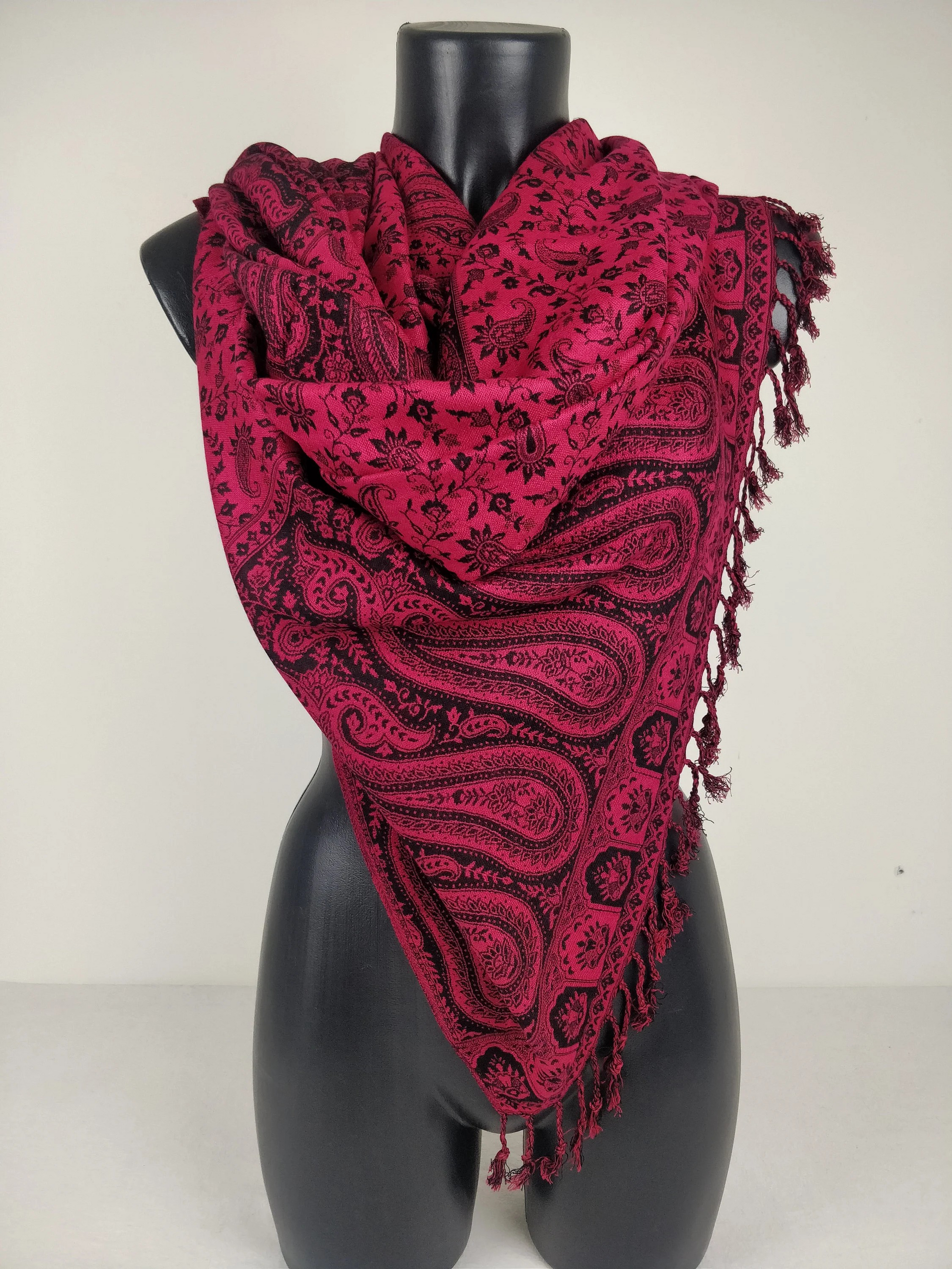 Echarpe pashmina élégante avec motifs paisley rouge et noir fabriqué en en viscose réversible.