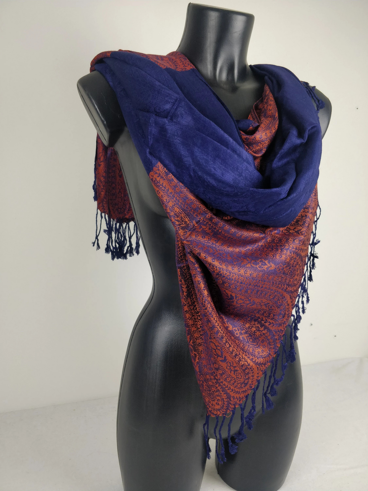 Zweifarbiger Vaisana-Pashmina aus Viskose. Braunes Paisley-Muster.