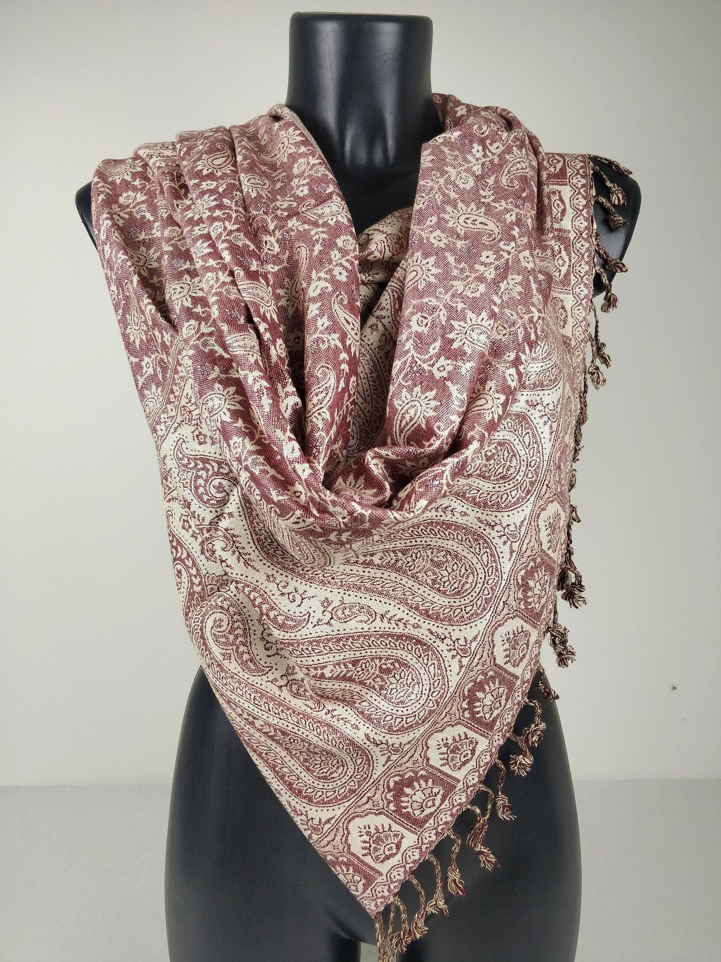 Pashmina réversible Sankya en viscose. Echarpe motif paisley violet.