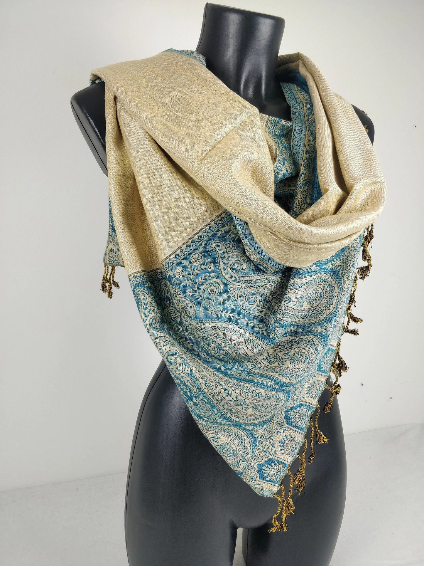 Pashmina Helak réversible en viscose. Echarpe motifs paisley bleu et crème.