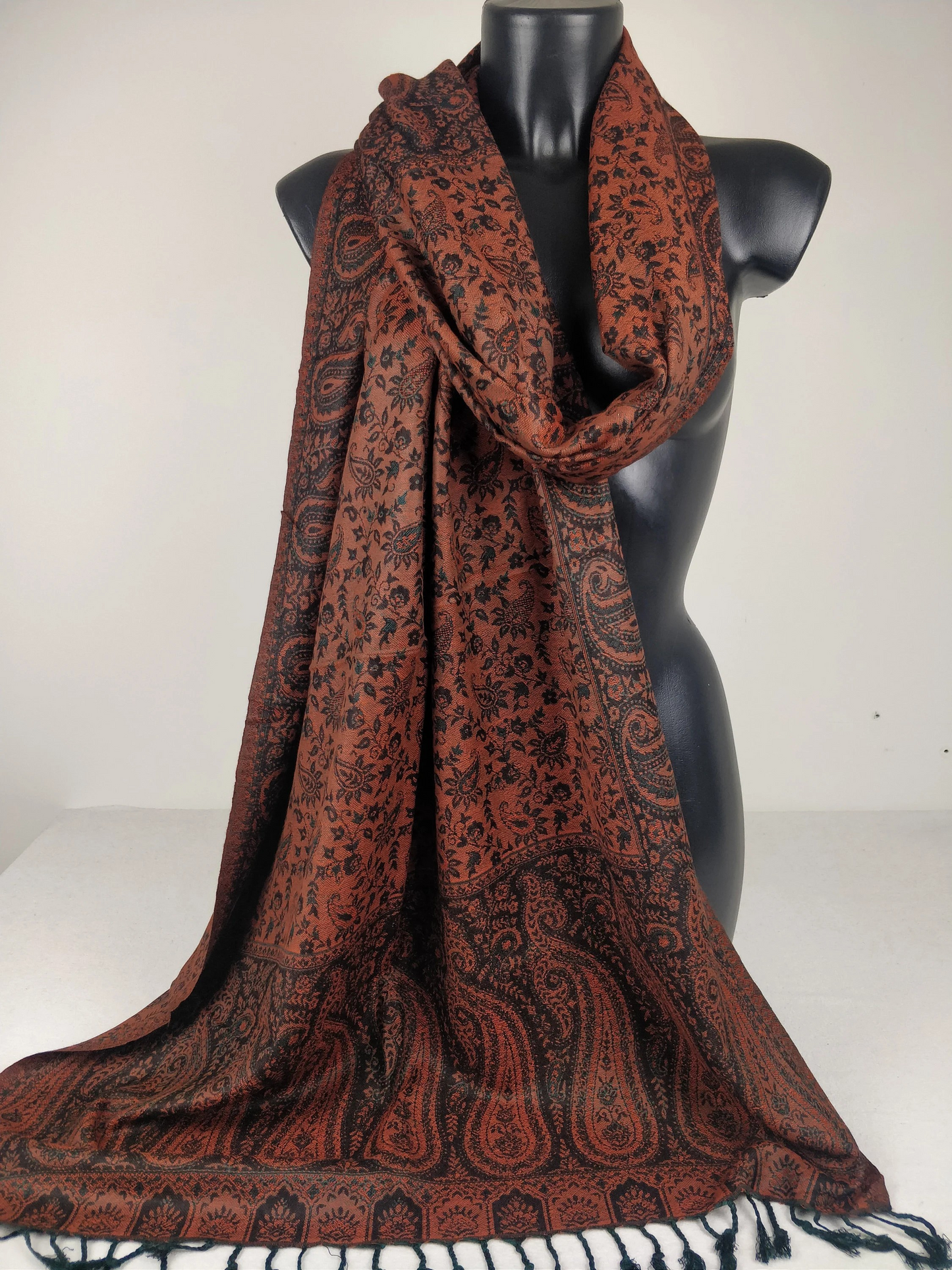 Pashmina réversible Sankya en viscose. Echarpe motif paisley marron, noir et vert.