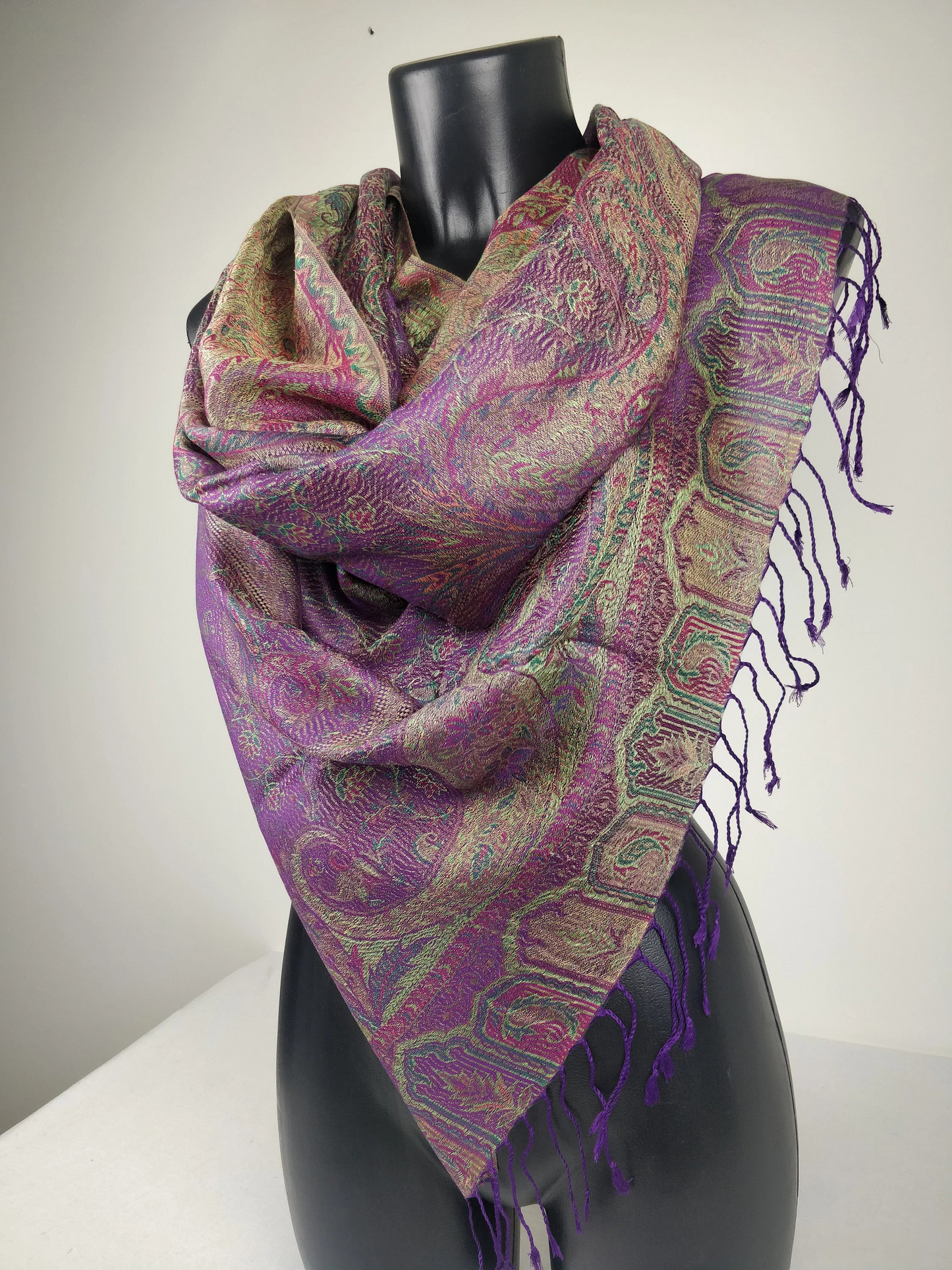 Pashmina Mangal réversible en modal / soie. Echarpe aux motifs paisley violet.