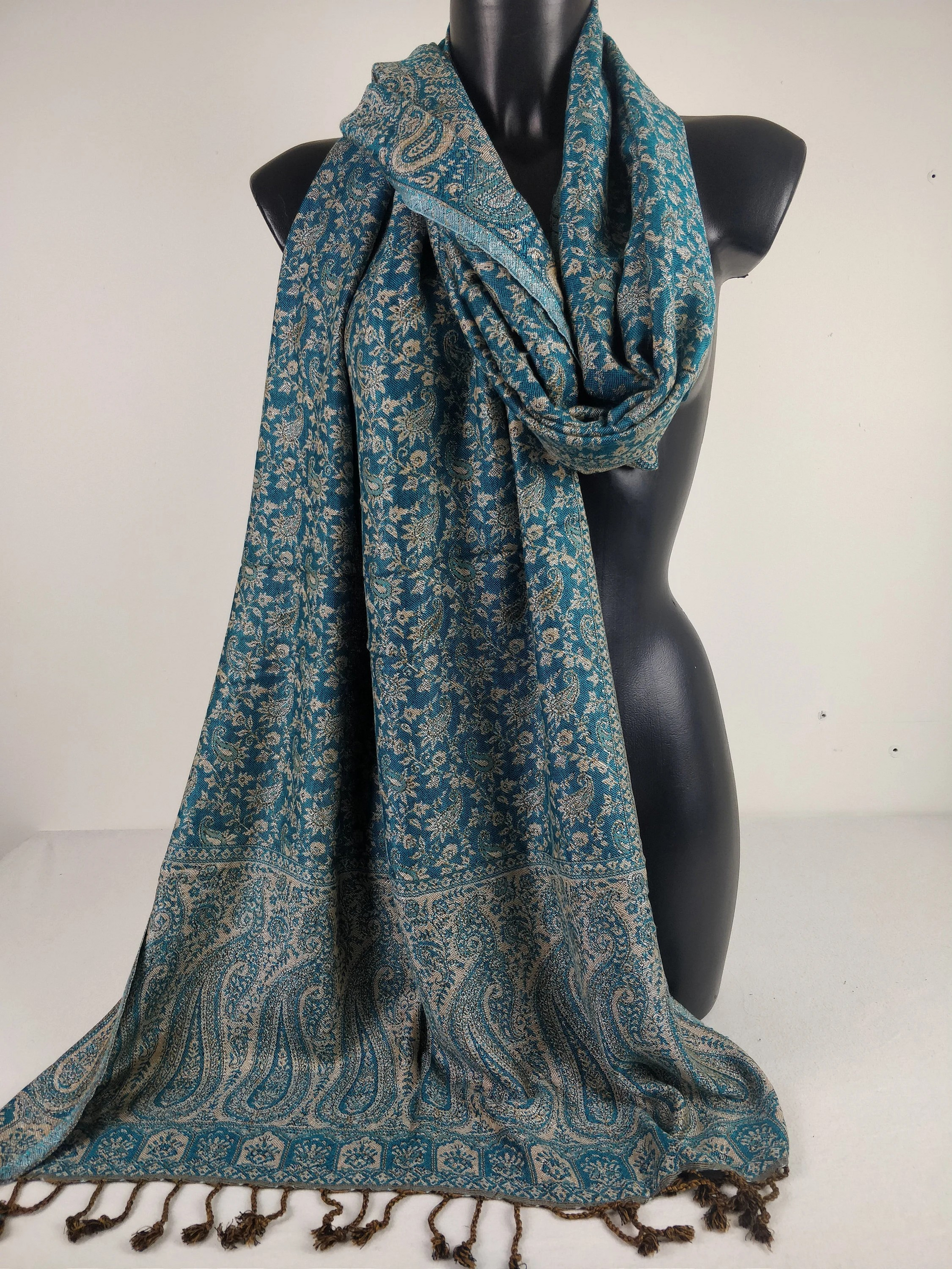 Echarpe douce et chaude en viscose. Imprimé paisley bleu.