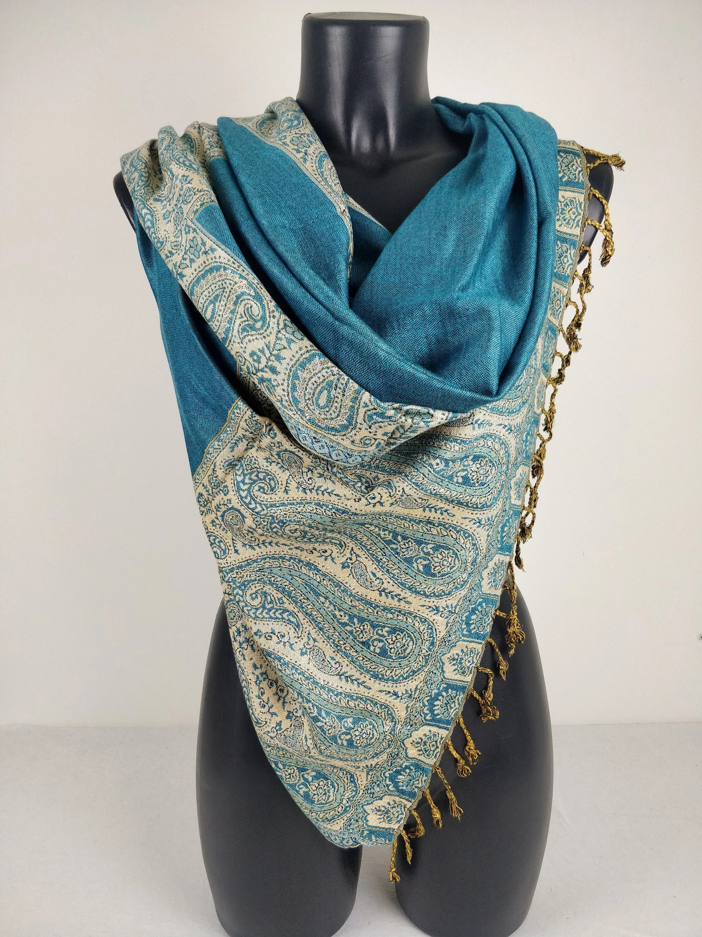 Pashmina Helak réversible en viscose. Echarpe motifs paisley bleu et crème.