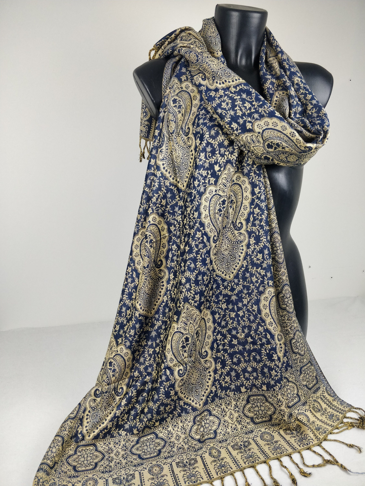 Pashmina réversible Daksha en viscose. Motif paisley bleu et crème.