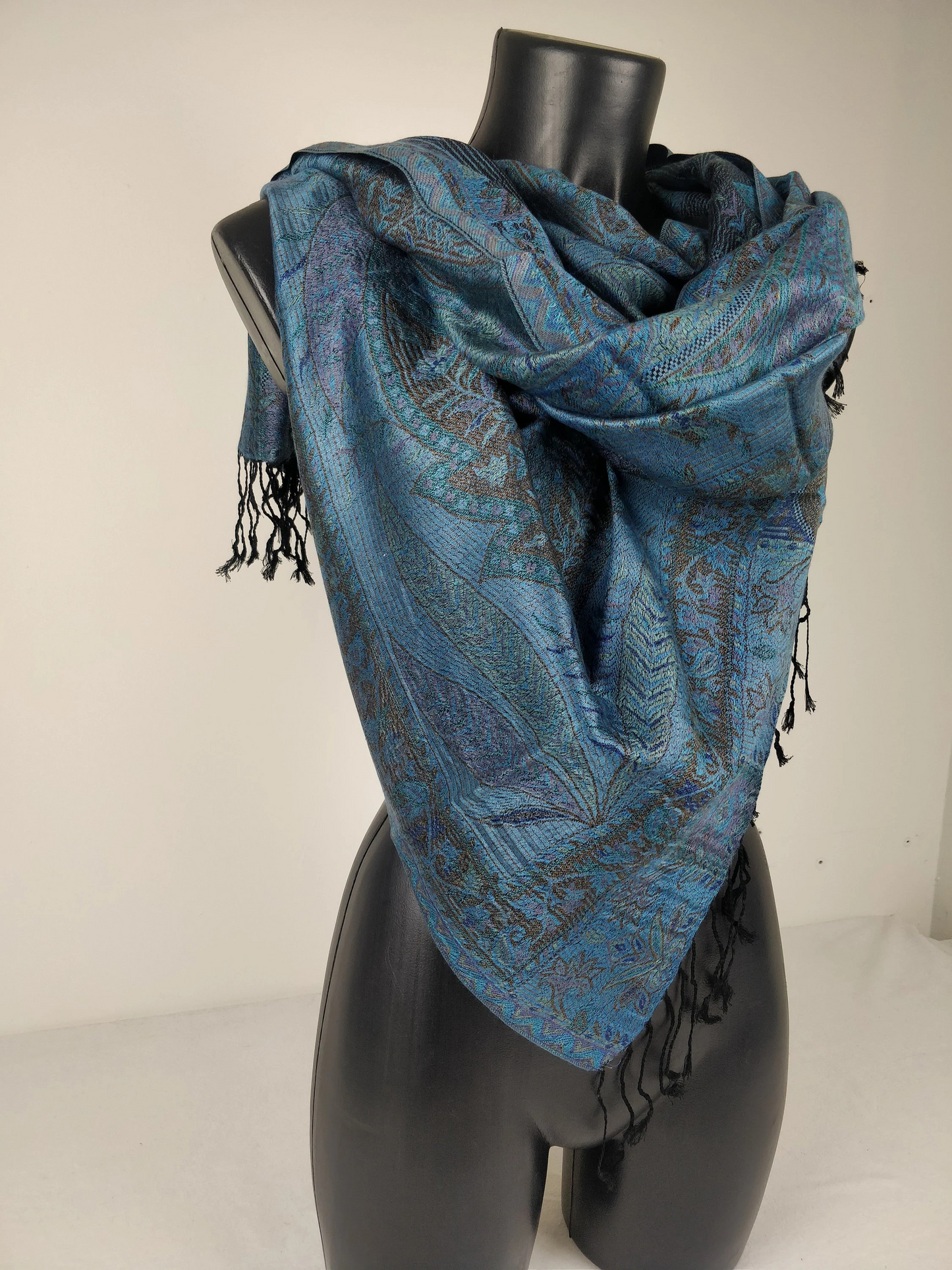 Wende-Mangal-Pashmina aus Modal/Seide. Schal mit blauen Paisleymustern.