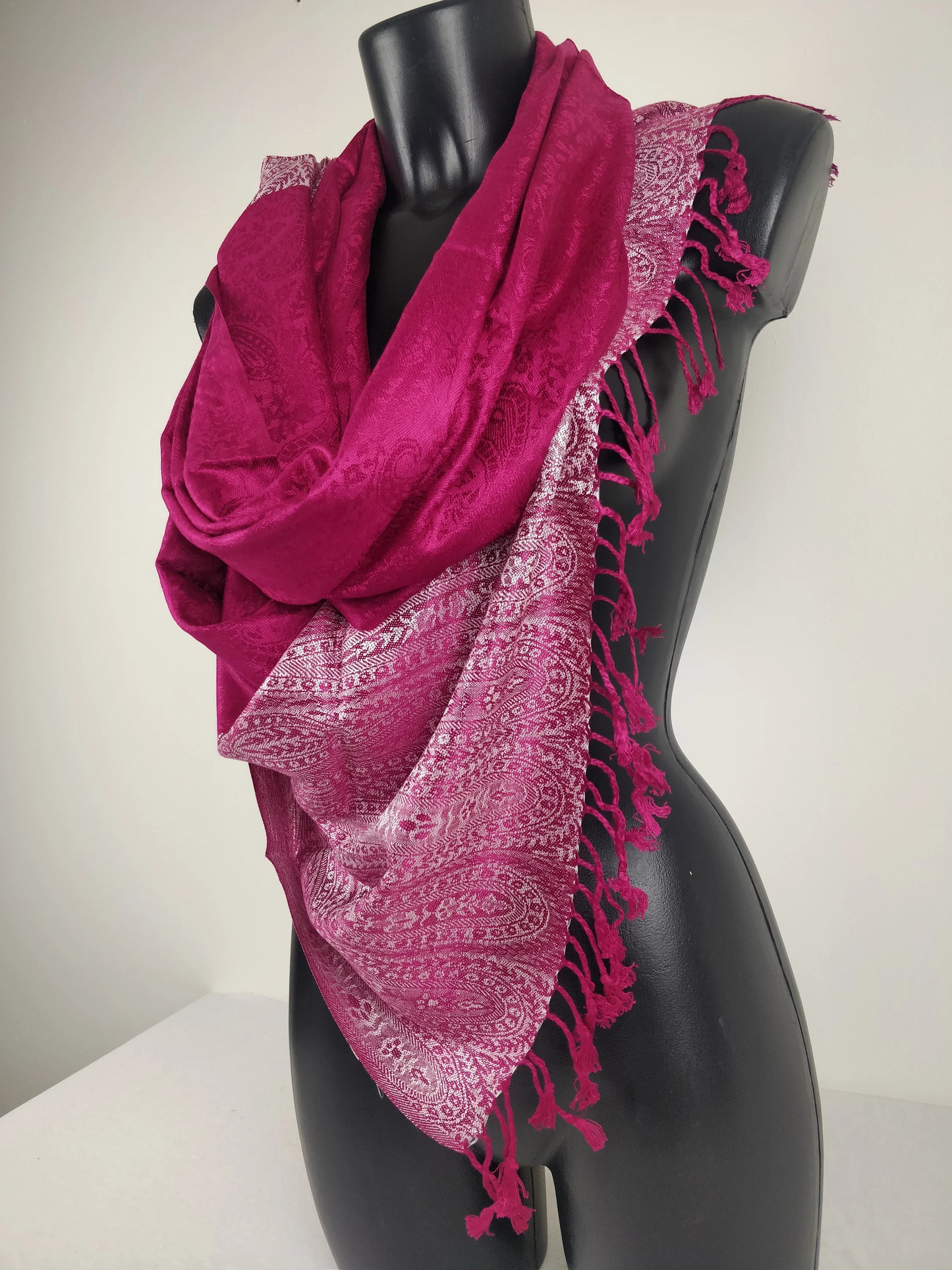 Pashmina Vaisana fuchsia en viscose. Echarpe bicolore avec motifs paisley.