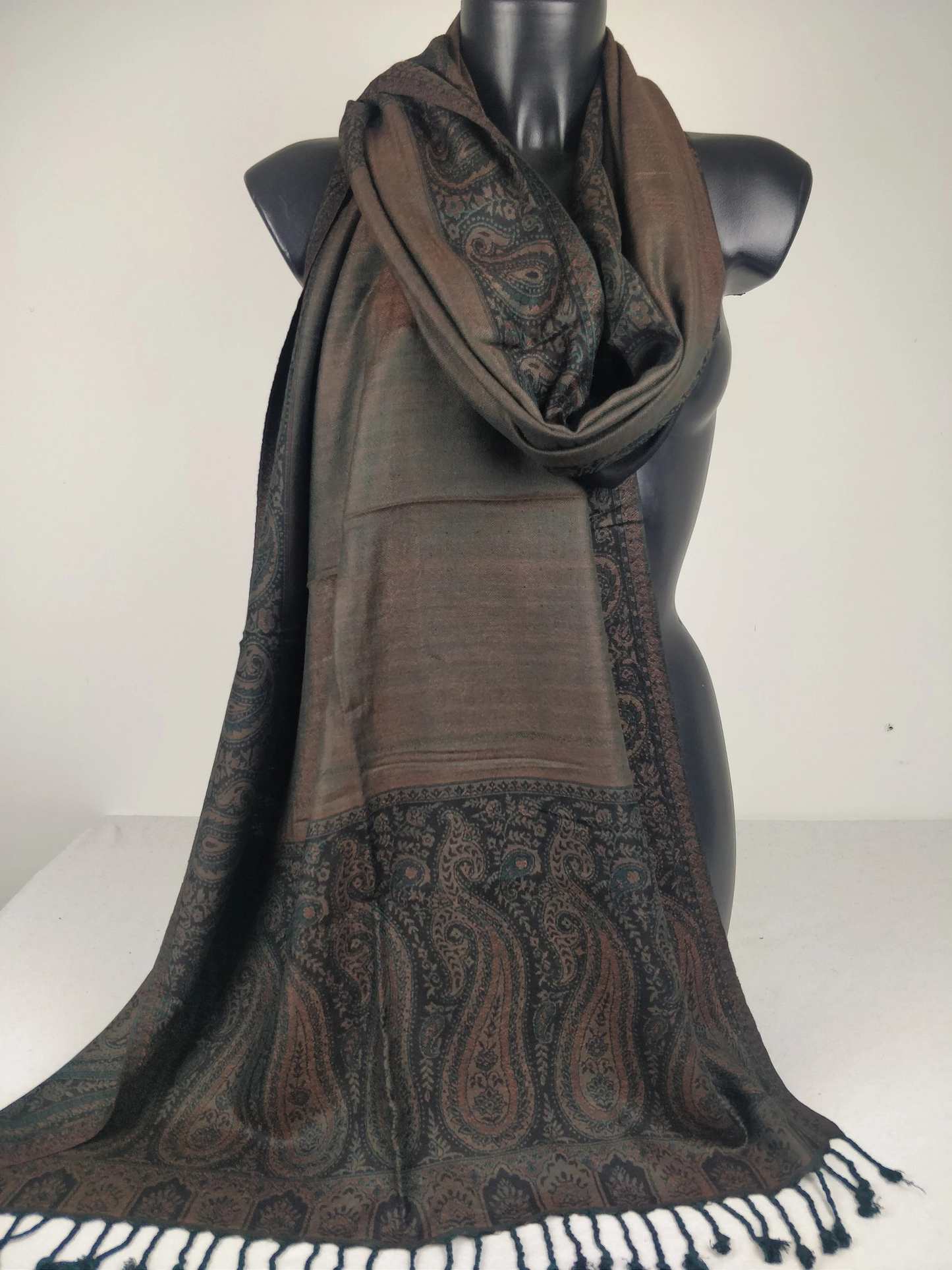 Pashmina Helak réversible en viscose. Echarpe motifs paisley noir, marron et vert.