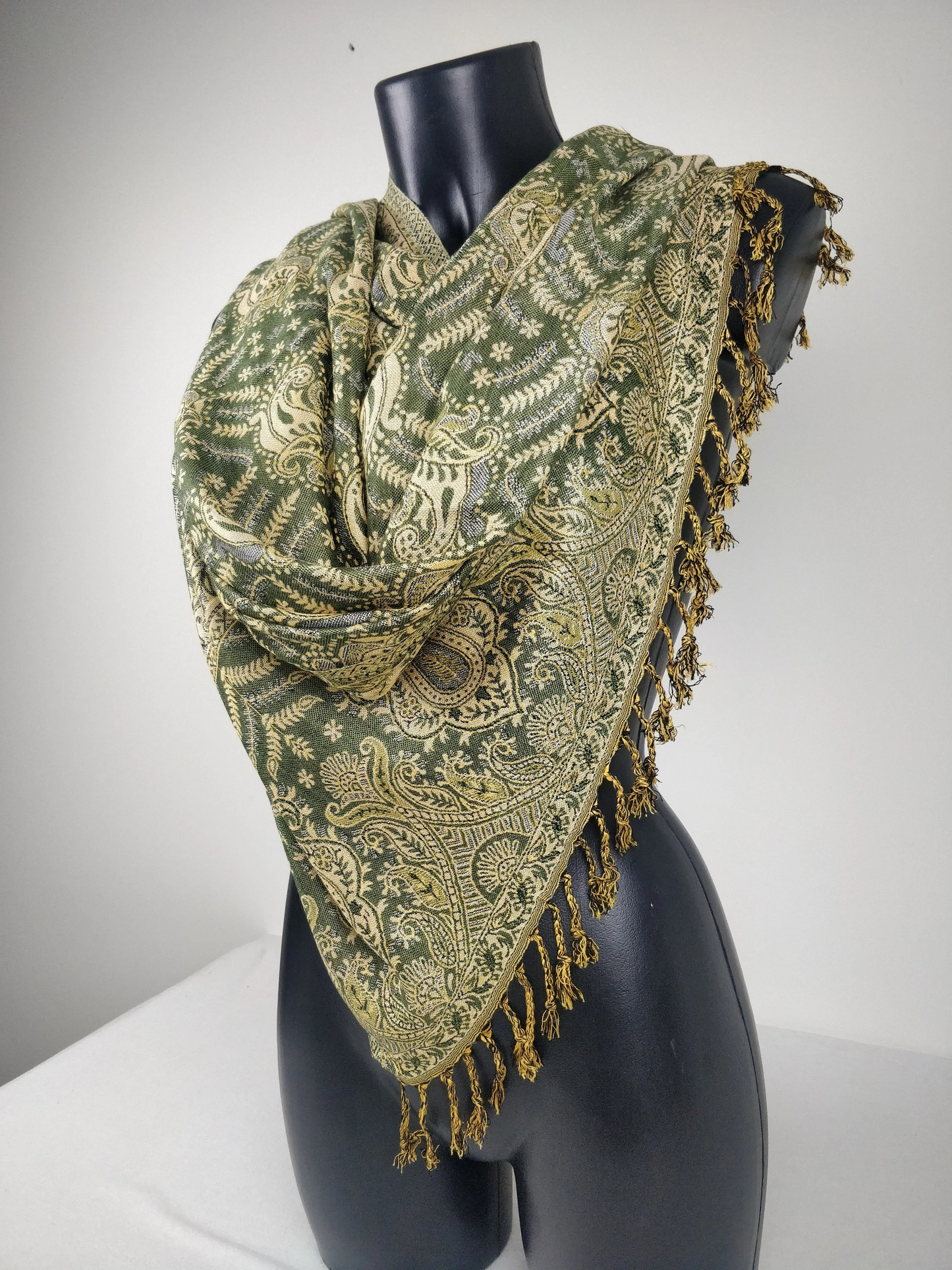 Pashmina Asoha réversible en viscose. Echarpe aux motifs paisley vert.