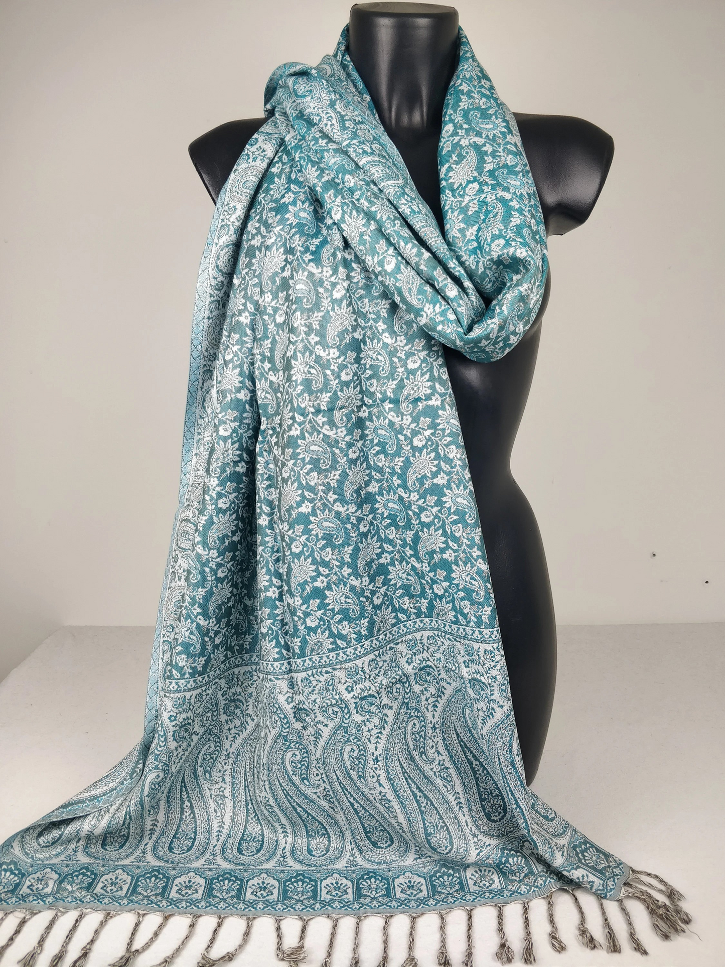 Pashmina réversible Sankya en viscose. Echarpe motif paisley bleue et blanc.