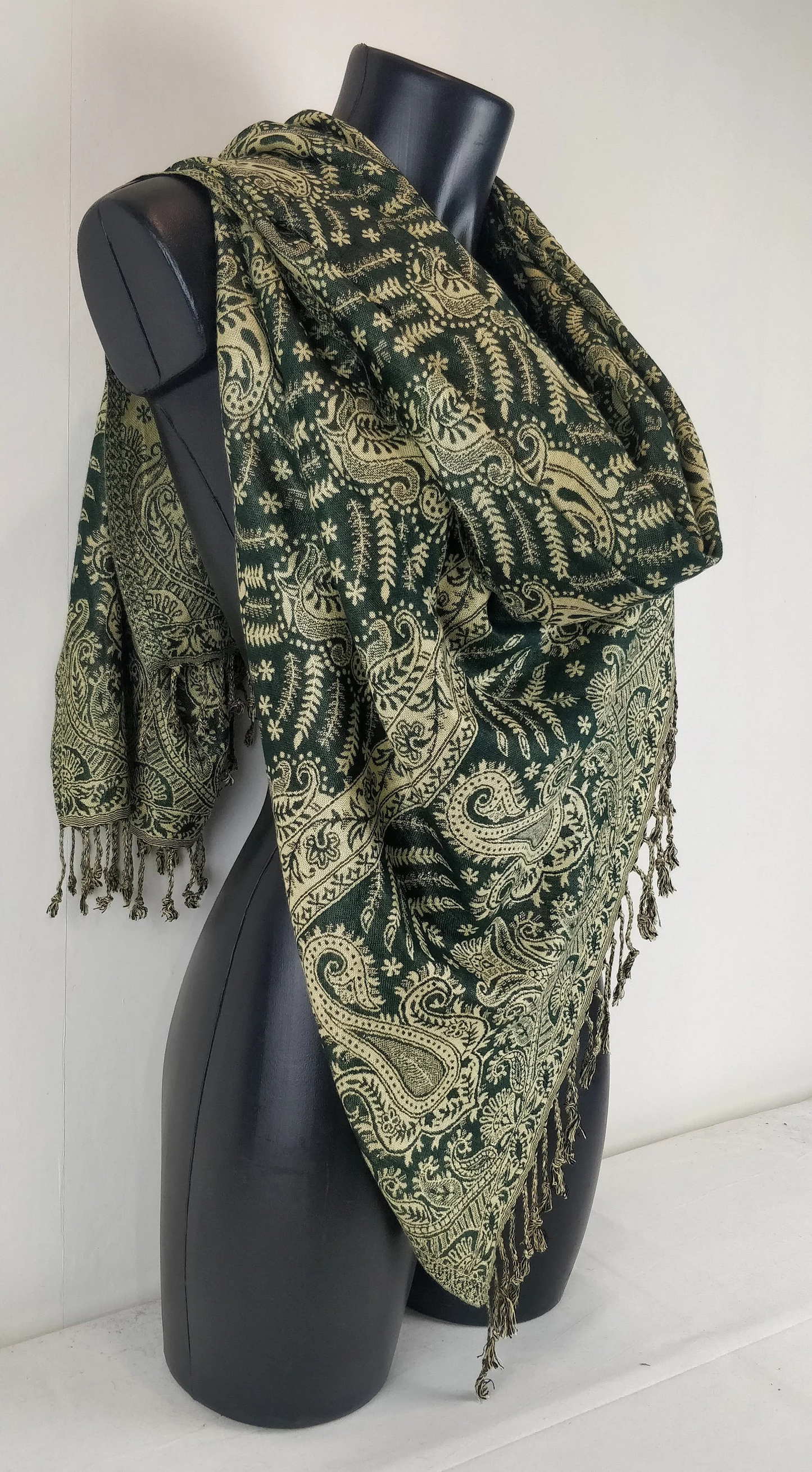 Pashmina Asoha réversible en viscose. Echarpe aux motifs paisley vert.