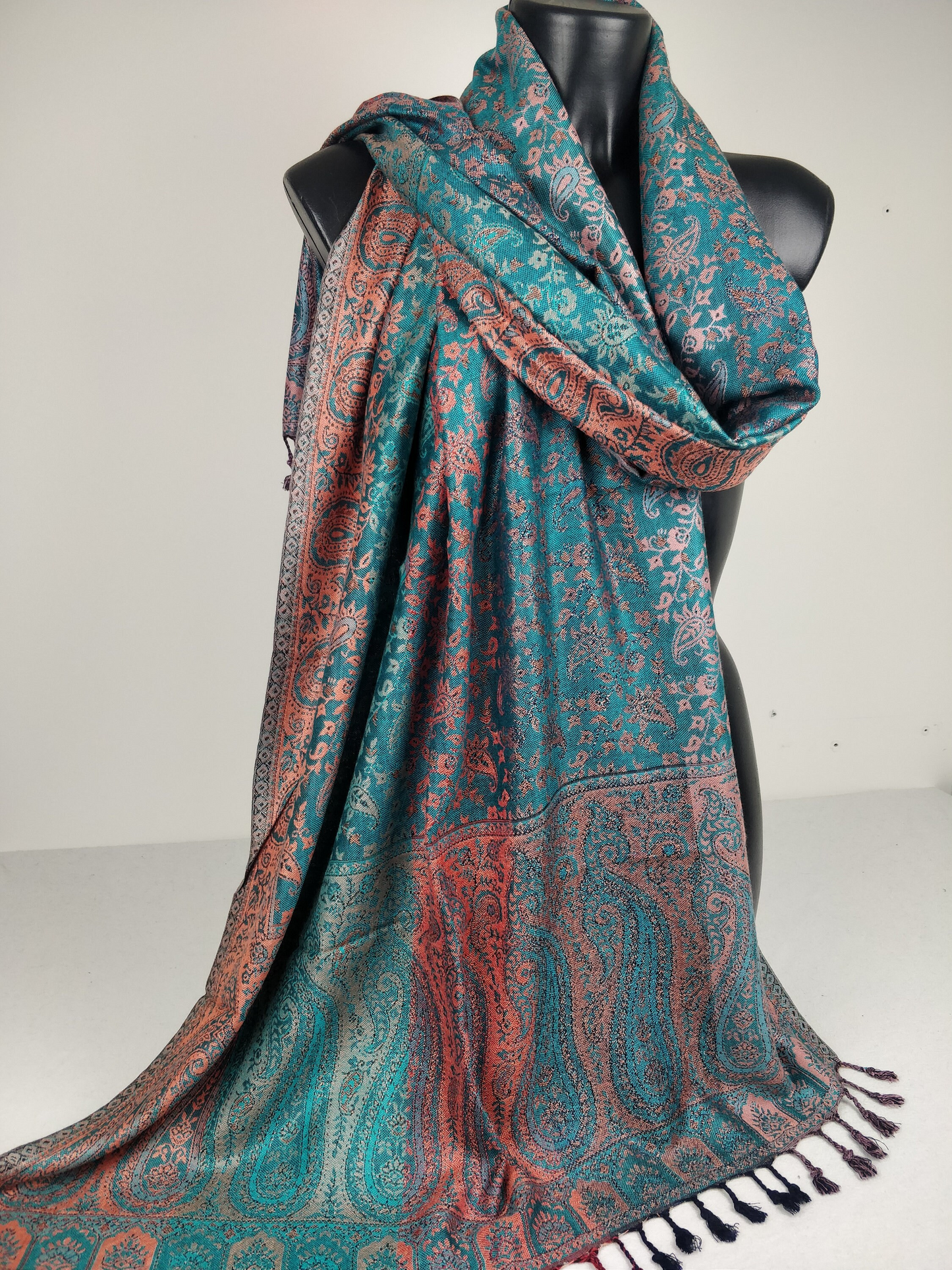 Mehrfarbiger Sankya Wende-Pashmina aus Viskose. Blaues und lachsfarbenes Paisley-Muster.