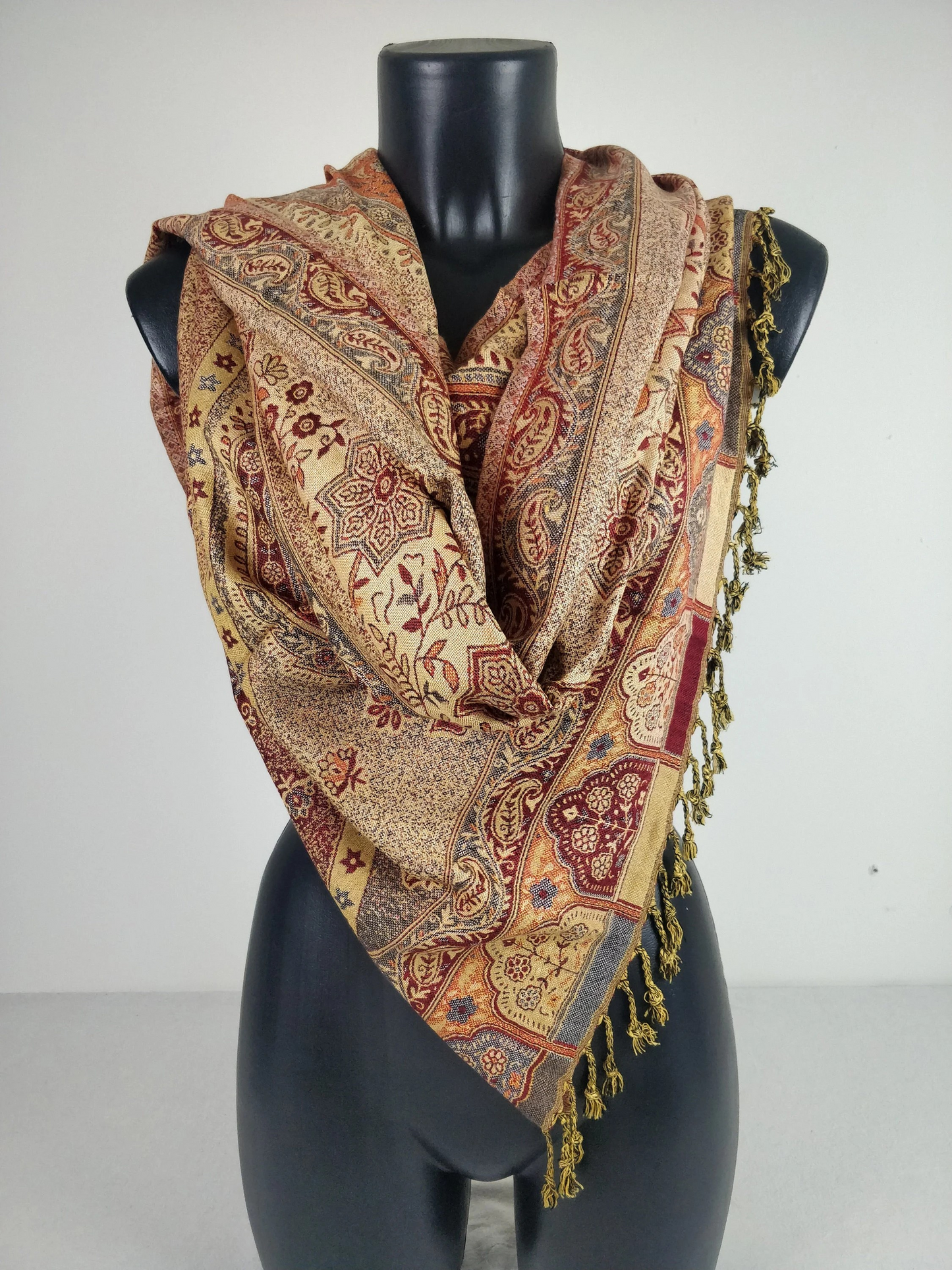 Pashmina vintage Hantra en viscose. Echarpe réversible aux motifs ethnique rouge.