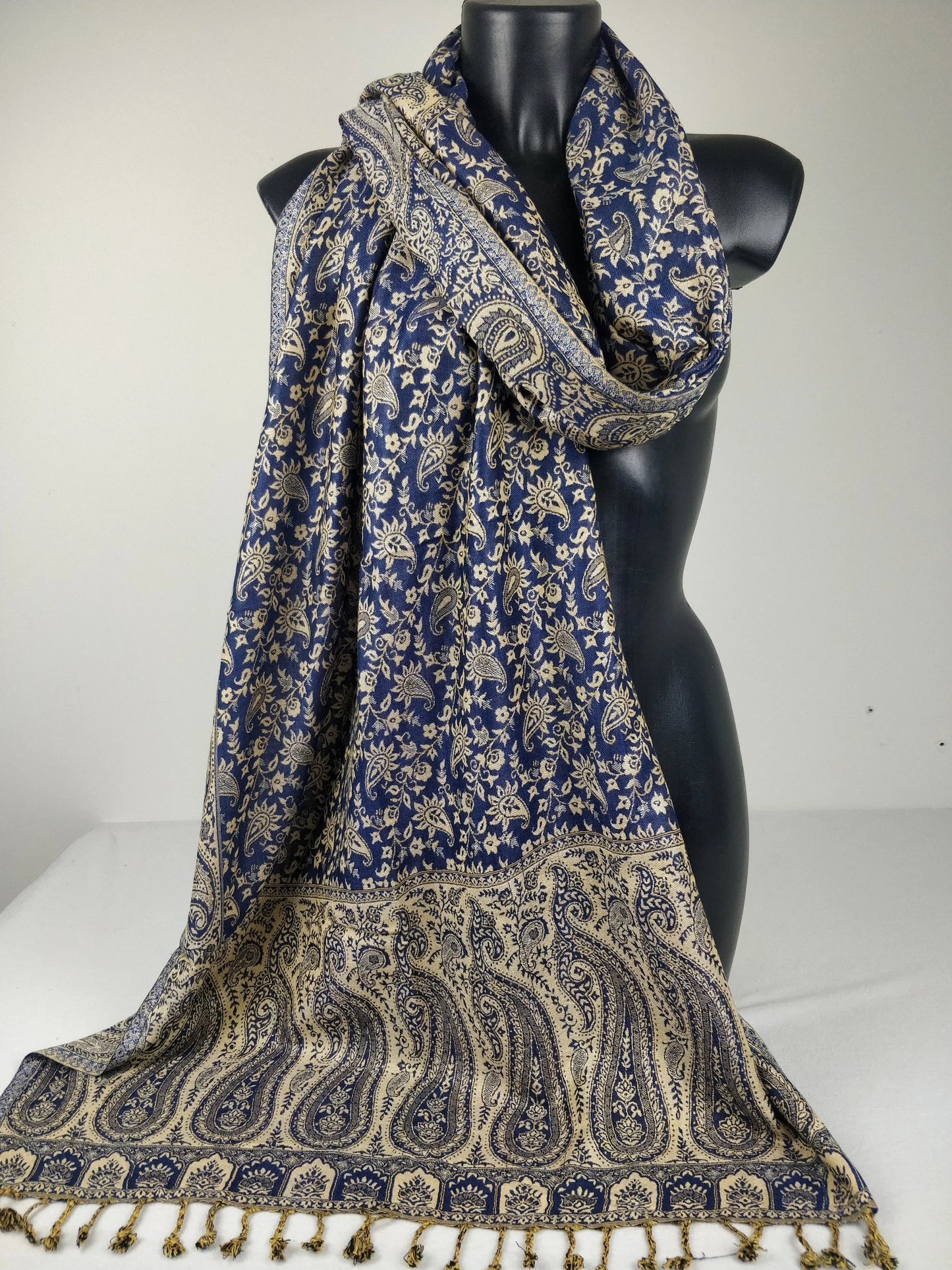 Pashmina réversible Sankya en viscose. Echarpe motif paisley bleu.