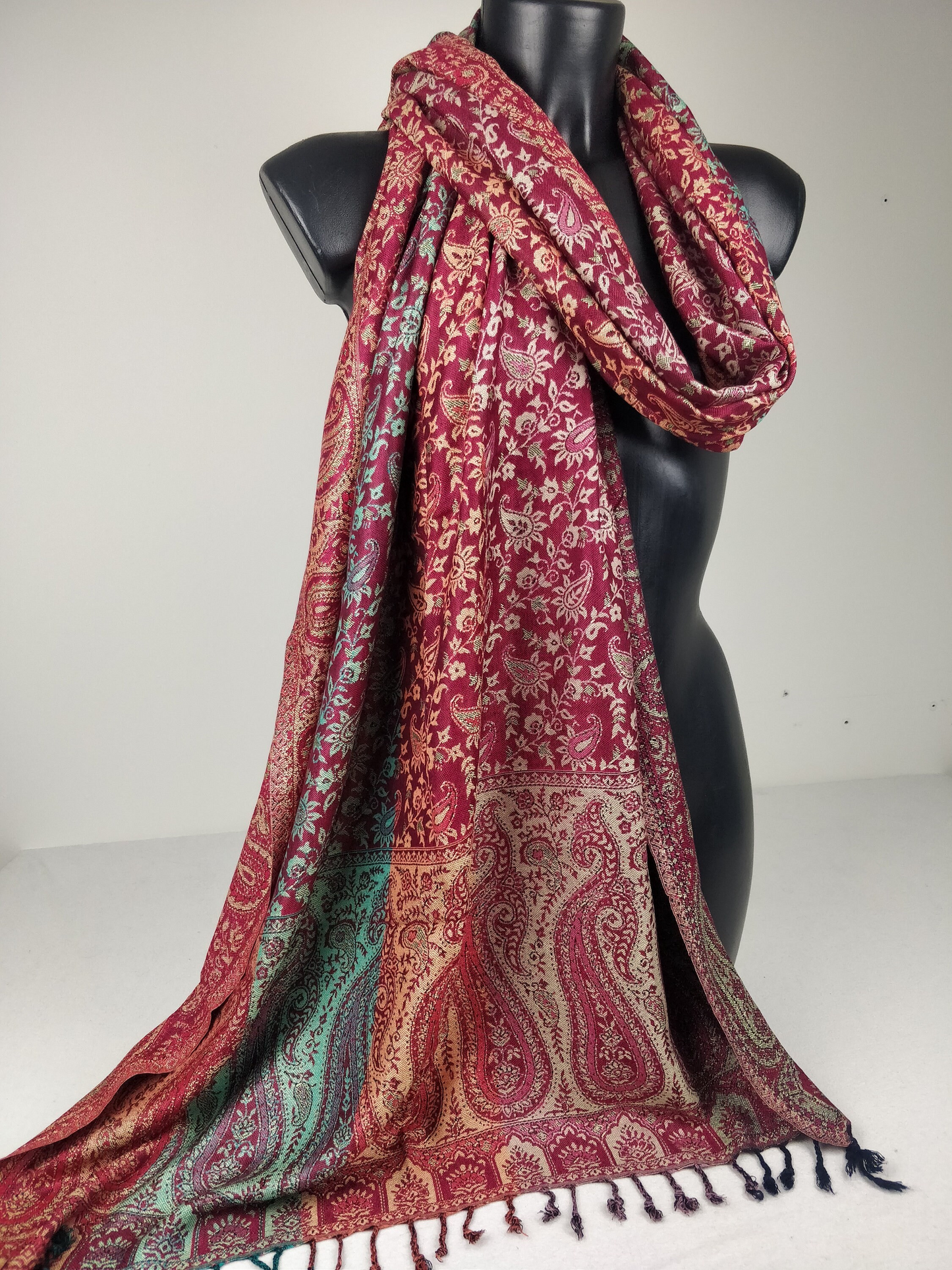 Pashmina réversible multicolore Sankya en viscose. Echarpe aux motifs paisley tons fuchsia.