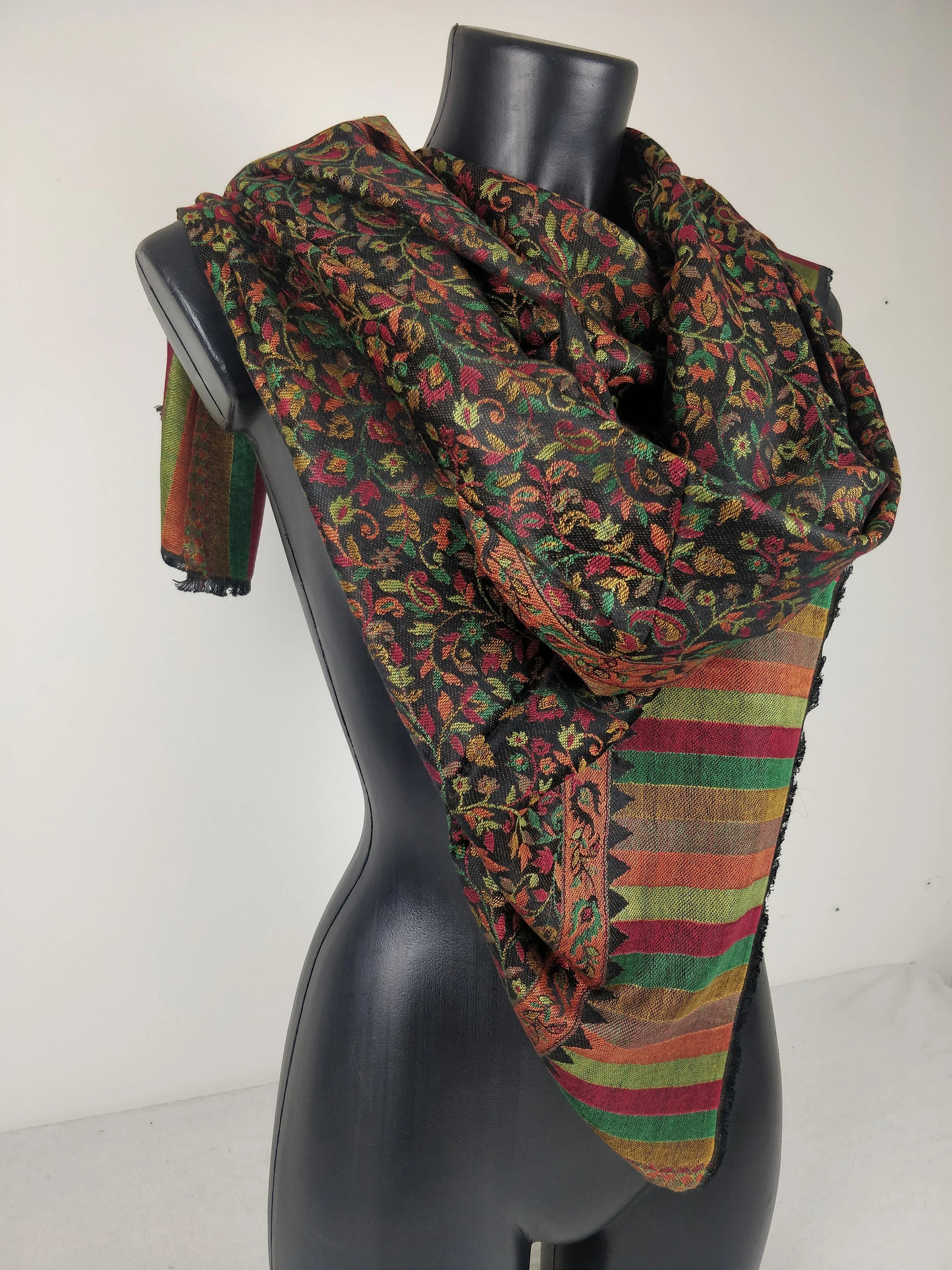 Pashmina Anjana réversible en modal. Echarpe motif paisley fleuri noir, vert, rouge et jaune.