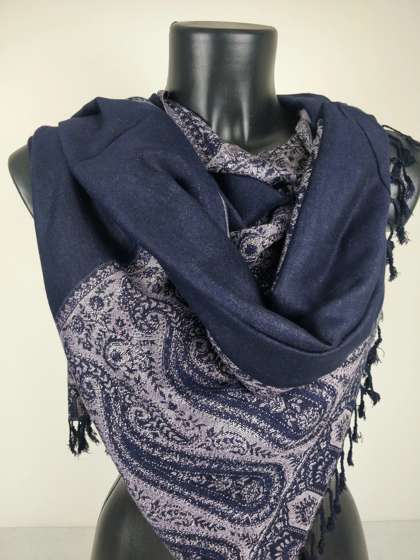 Pashmina Helak réversible en viscose. Echarpe motifs paisley bleu marine