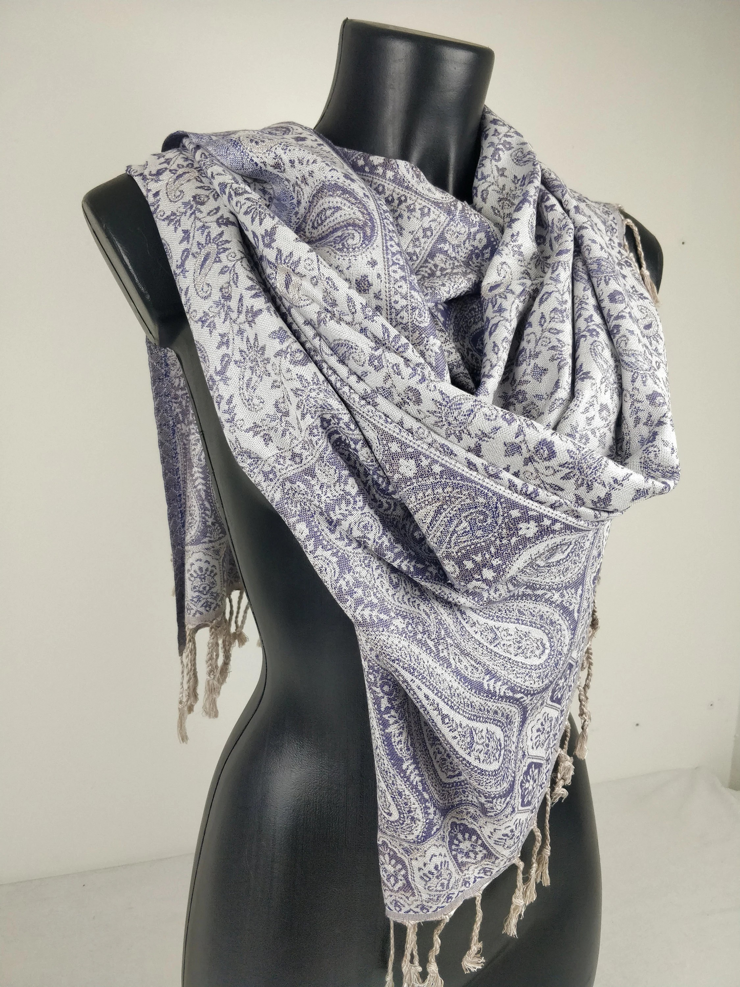 Sankya Wende-Pashmina aus Viskose. Lila-weißer Schal mit Paisley-Muster.