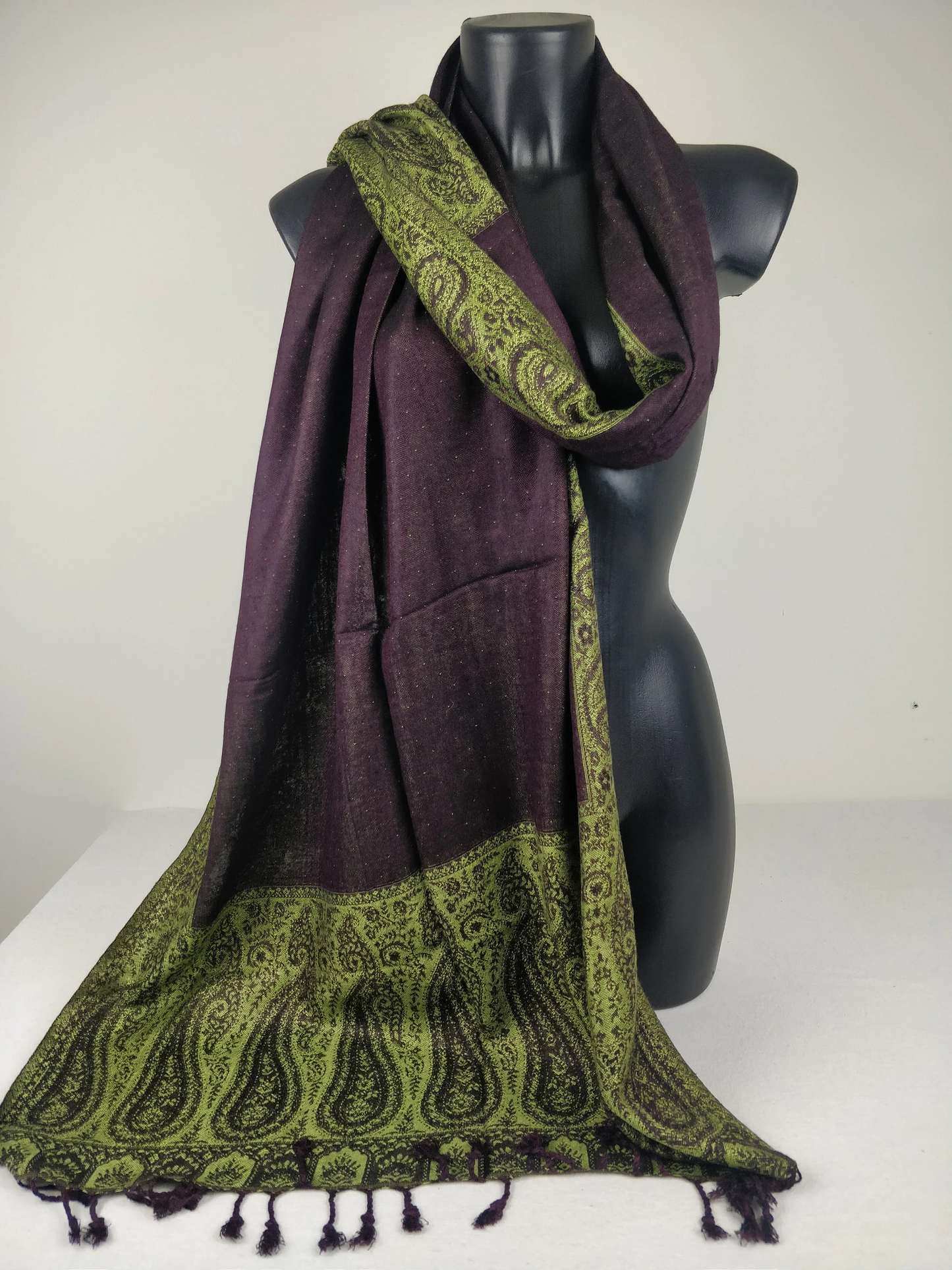 Pashmina Helak réversible en viscose. Echarpe motifs paisley marron et vert.