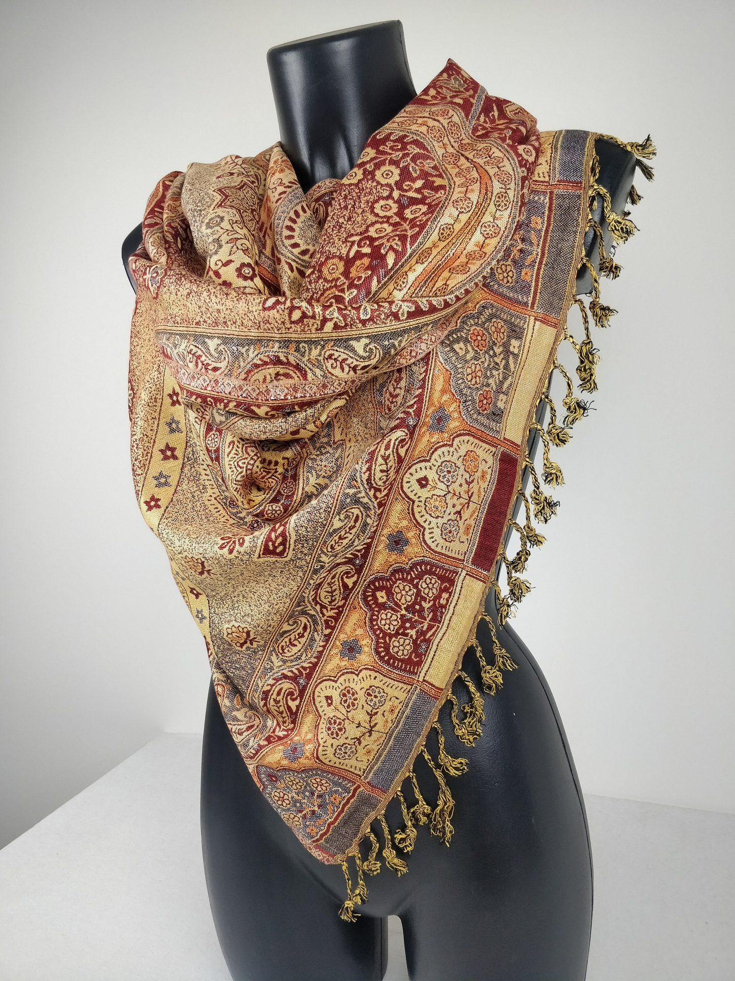 Pashmina vintage Hantra en viscose. Echarpe réversible aux motifs ethnique rouge et crème.