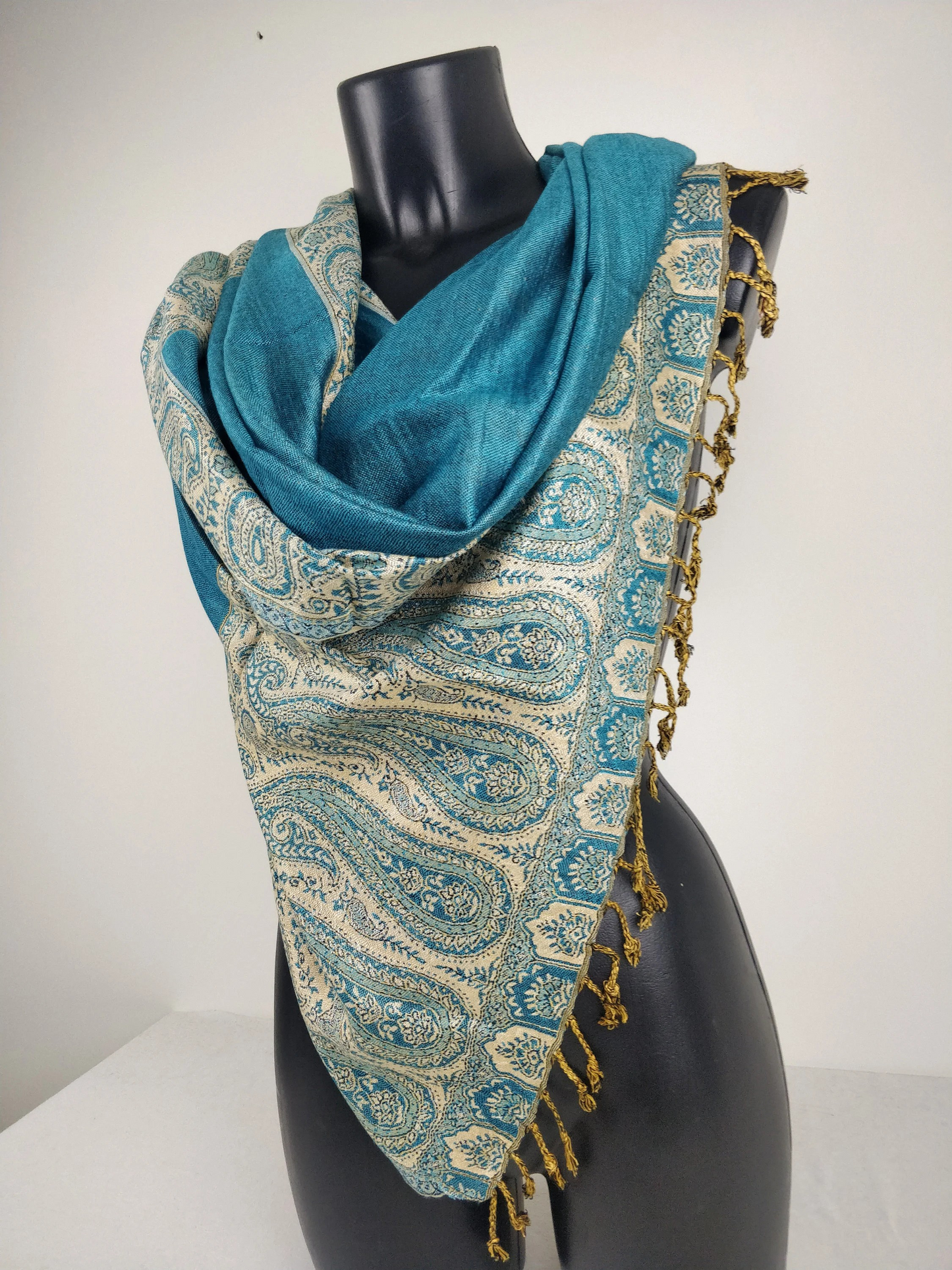 Pashmina Helak réversible en viscose. Echarpe motifs paisley bleu et crème.