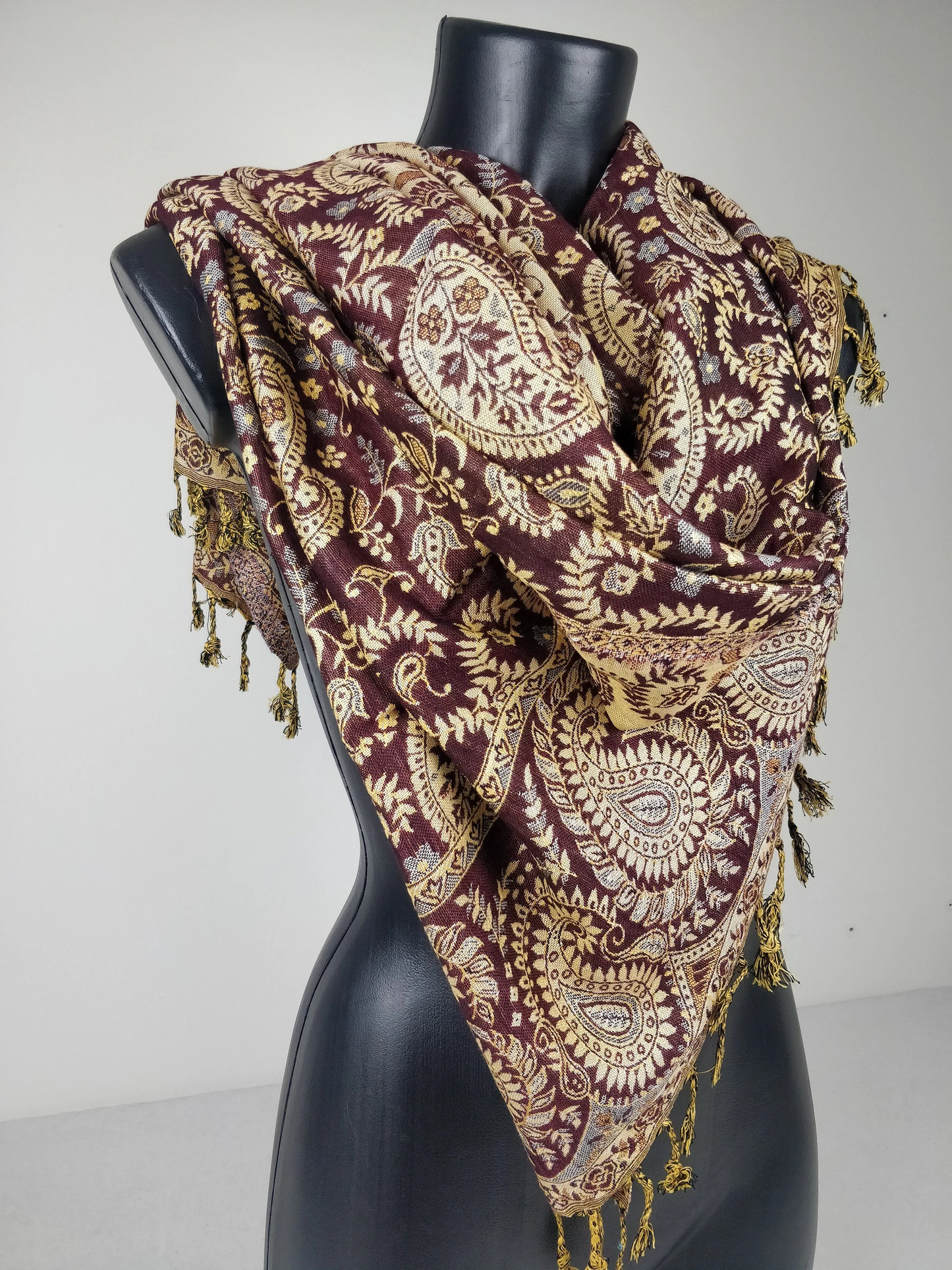 Wendbarer Asoha-Pashmina aus Viskose. Schal mit schwarzem Paisleymuster.