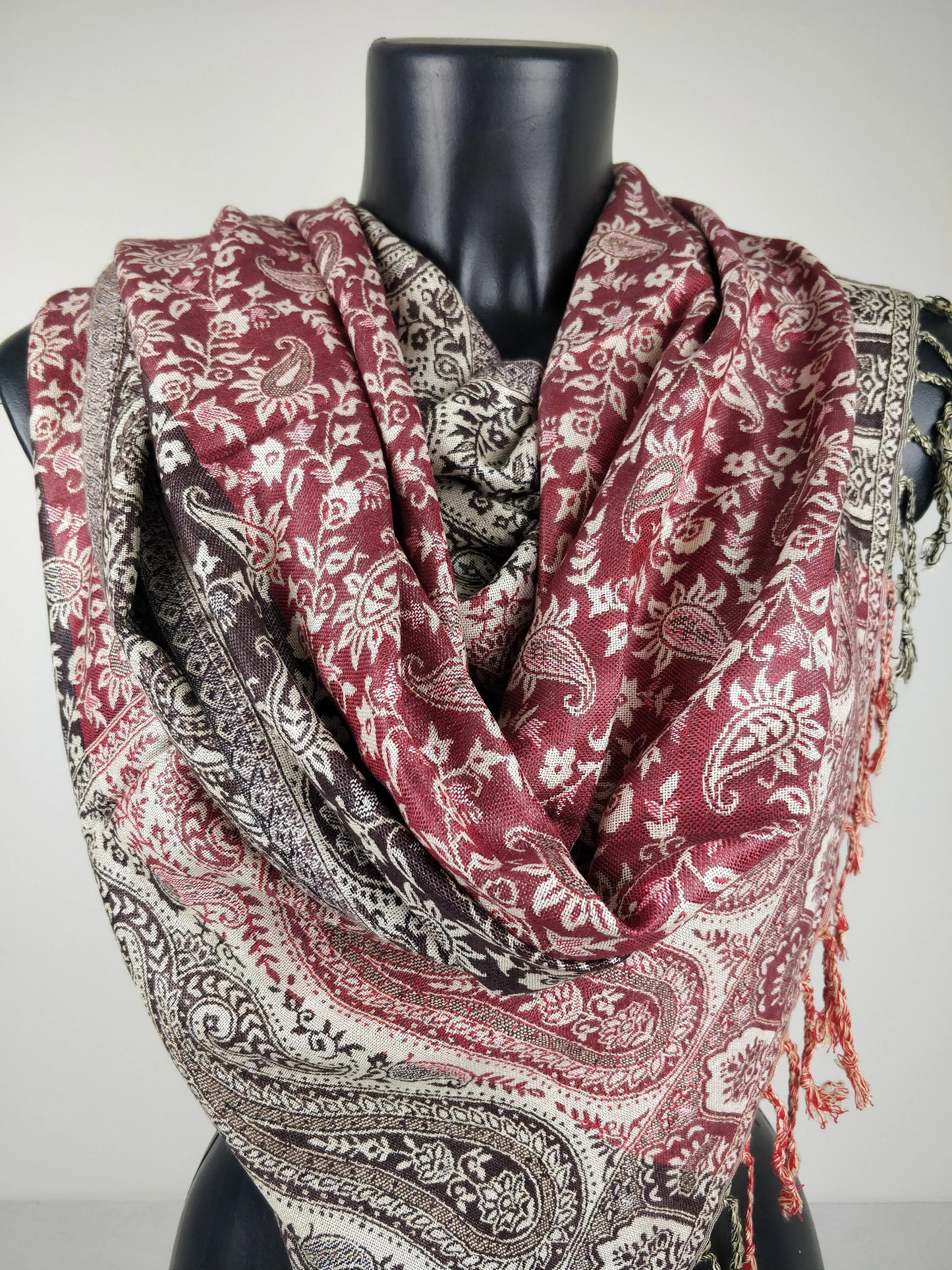 Mehrfarbiger Sankya Wende-Pashmina aus Viskose. Rotes und braunes Paisleymuster.