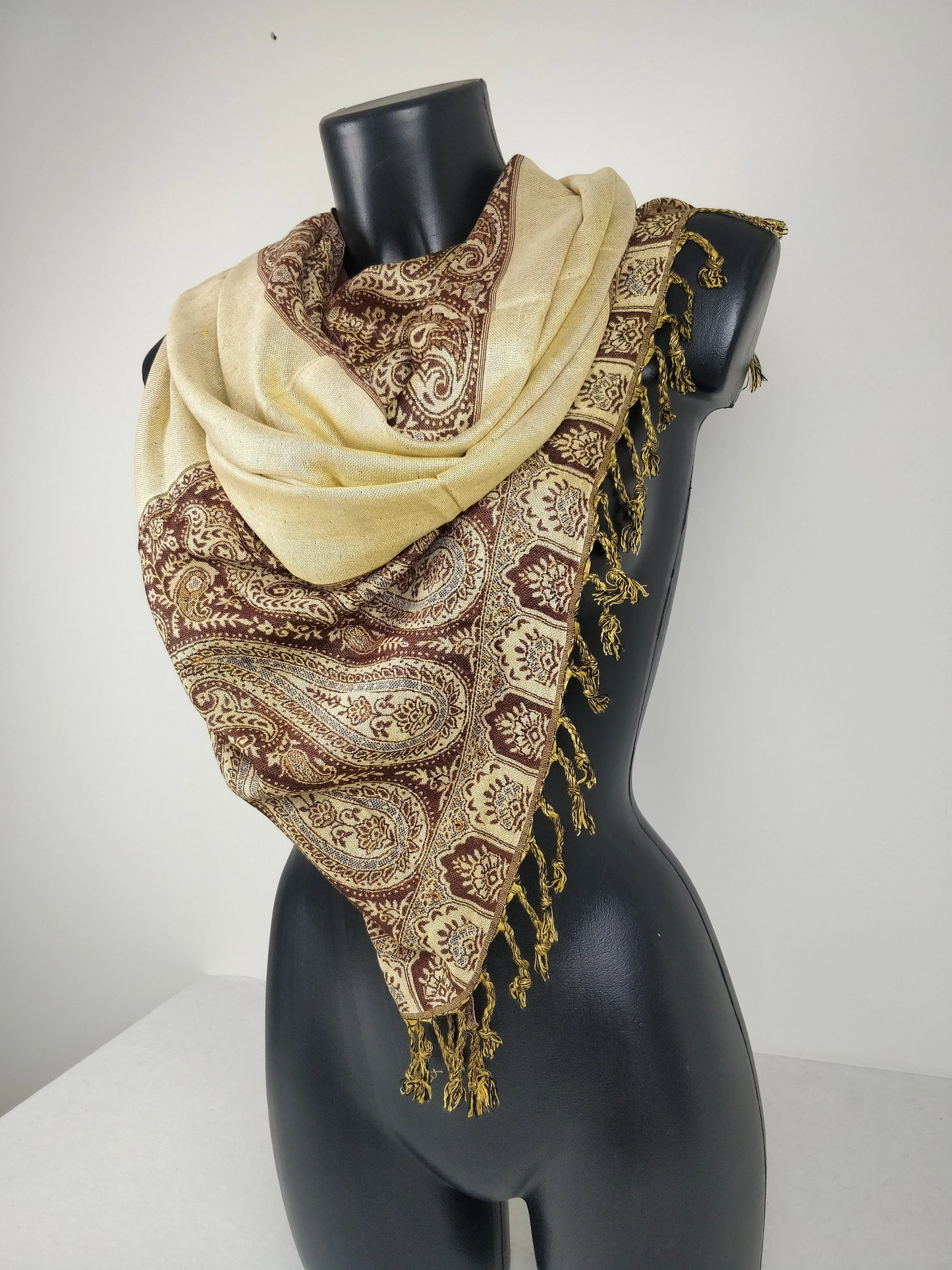 Pashmina Helak réversible en viscose. Echarpe motifs paisley marron.