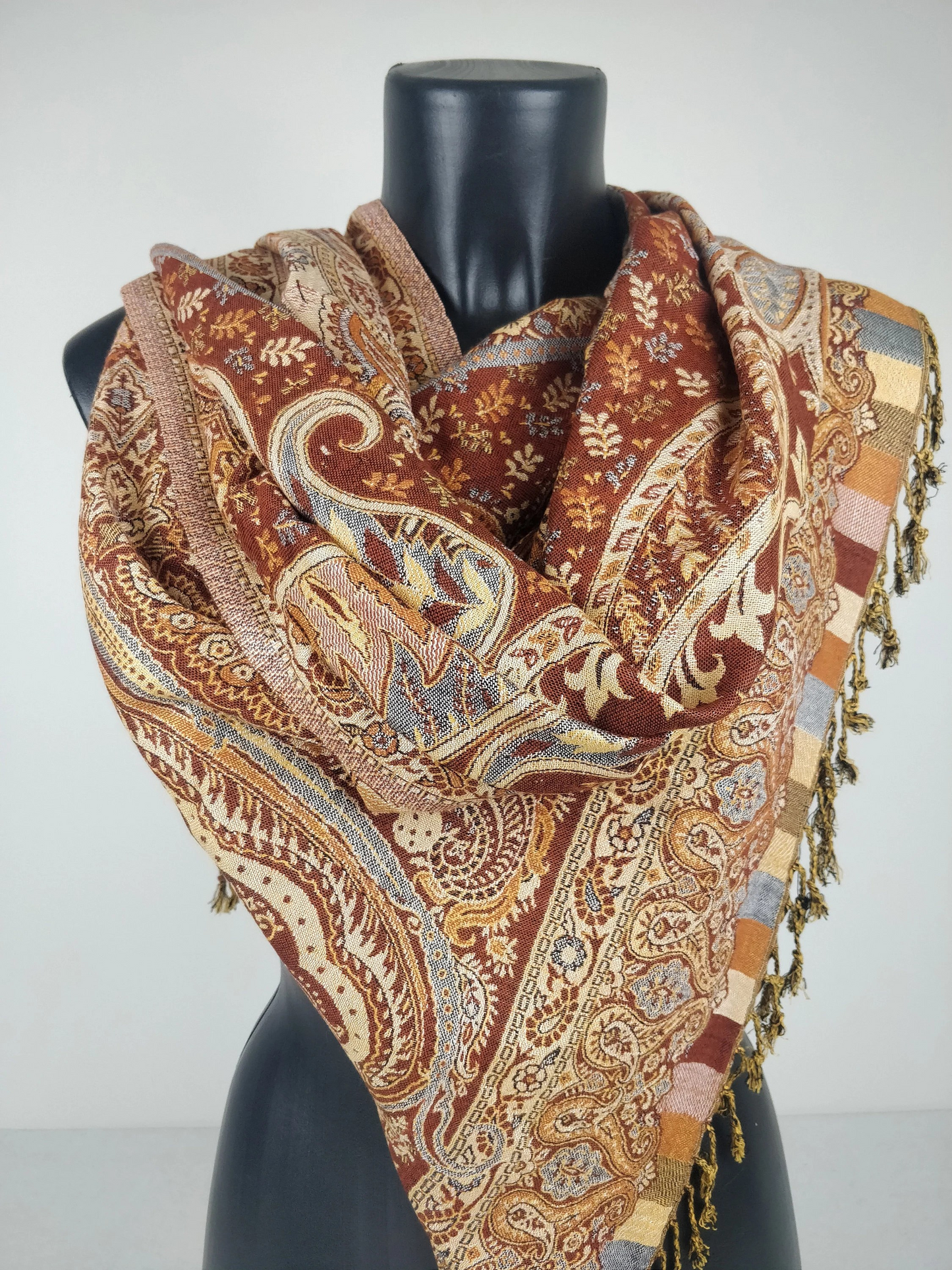 Pashmina vintage Hantra en viscose. Echarpe réversible aux motifs paisley rouille et crème.