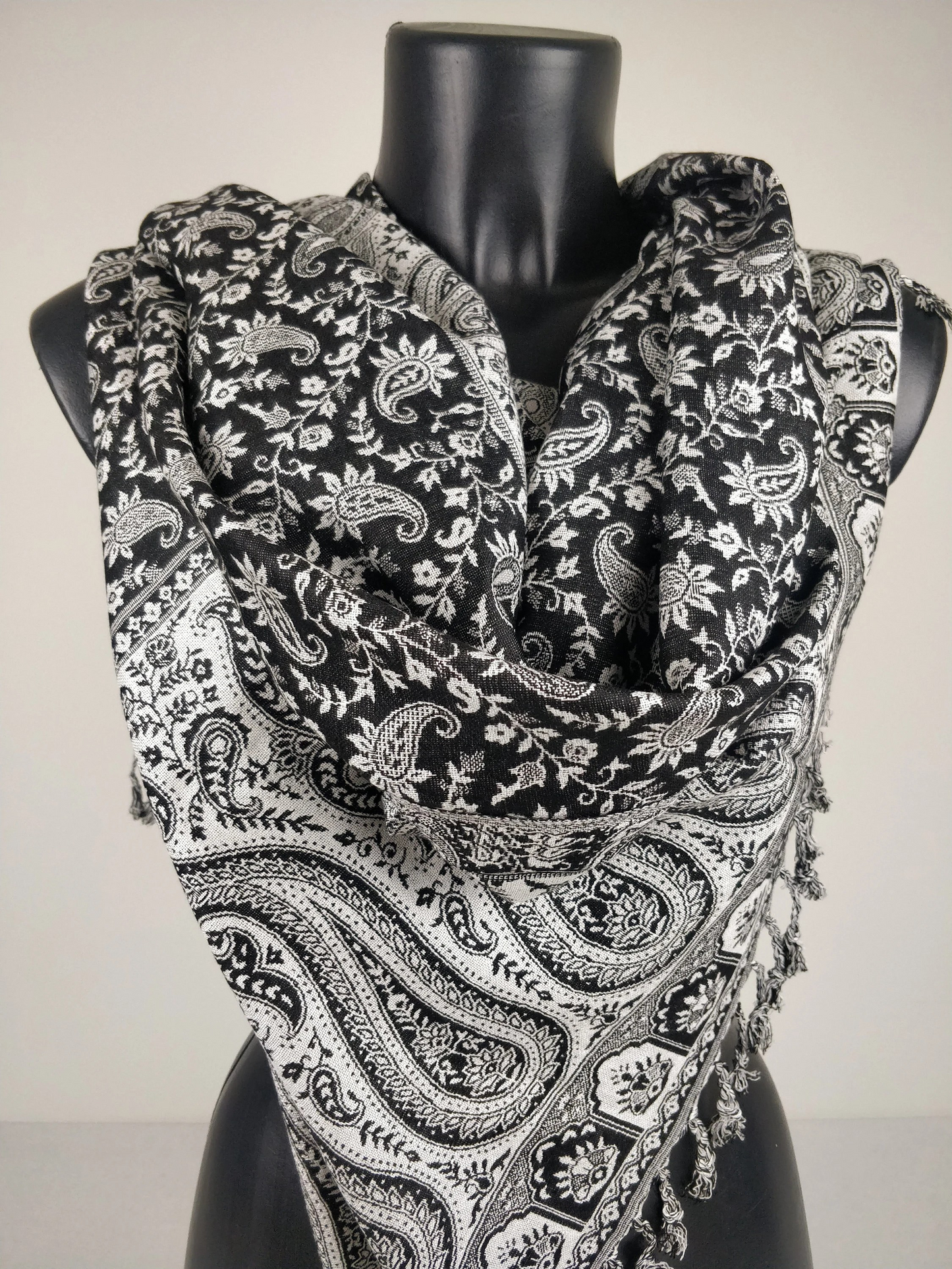 Pashmina en viscose réversible, avec motifs paisley noirs et blancs, idéal pour un look chic