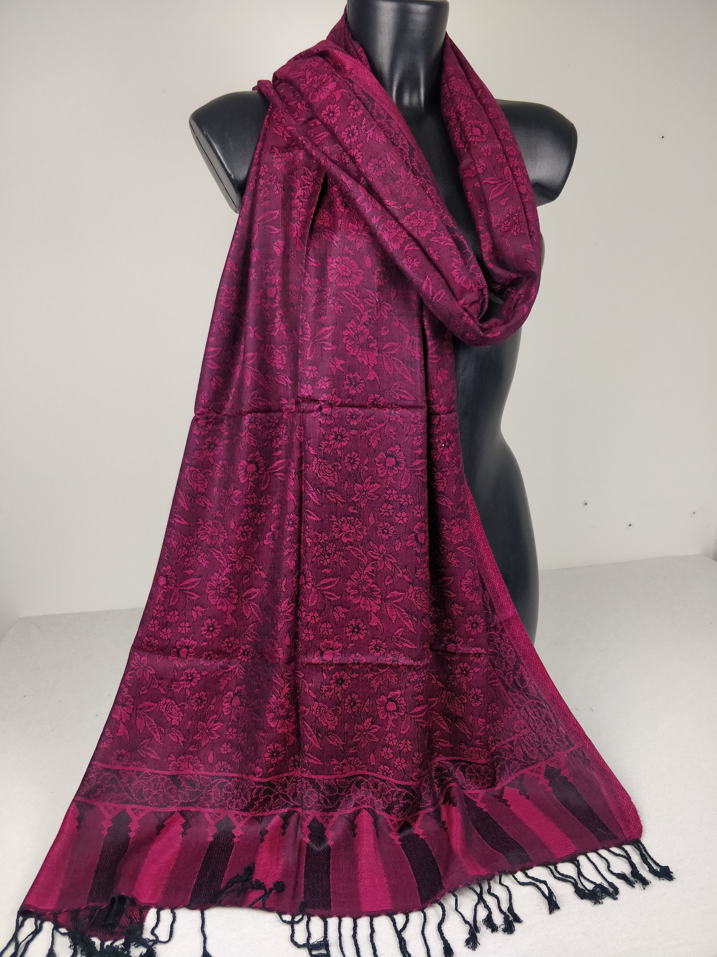 Pashmina Mangal réversible en modal / soie. Echarpe motif fleuri fuchsia.