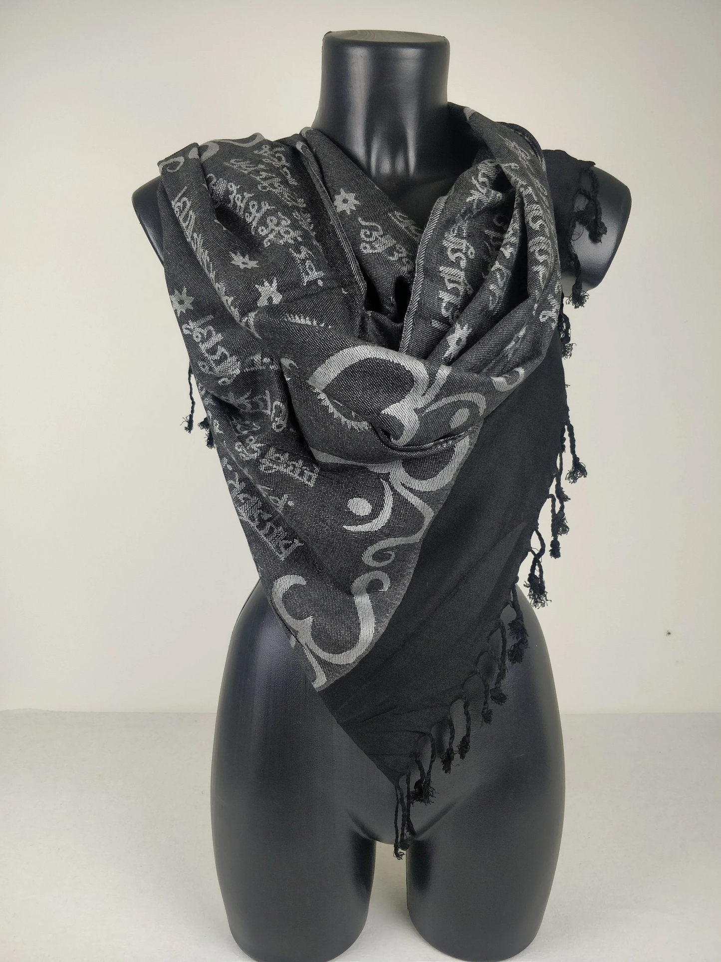 Pashmina Kharma réversible en viscose. Echarpe motifs ohm gris.