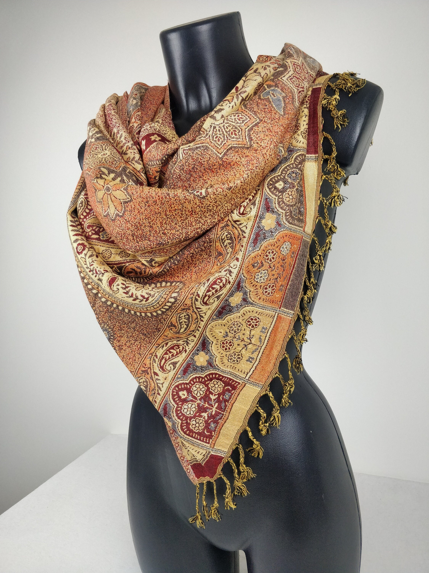 Pashmina vintage Hantra en viscose. Echarpe réversible aux motifs ethnique rouge et crème.