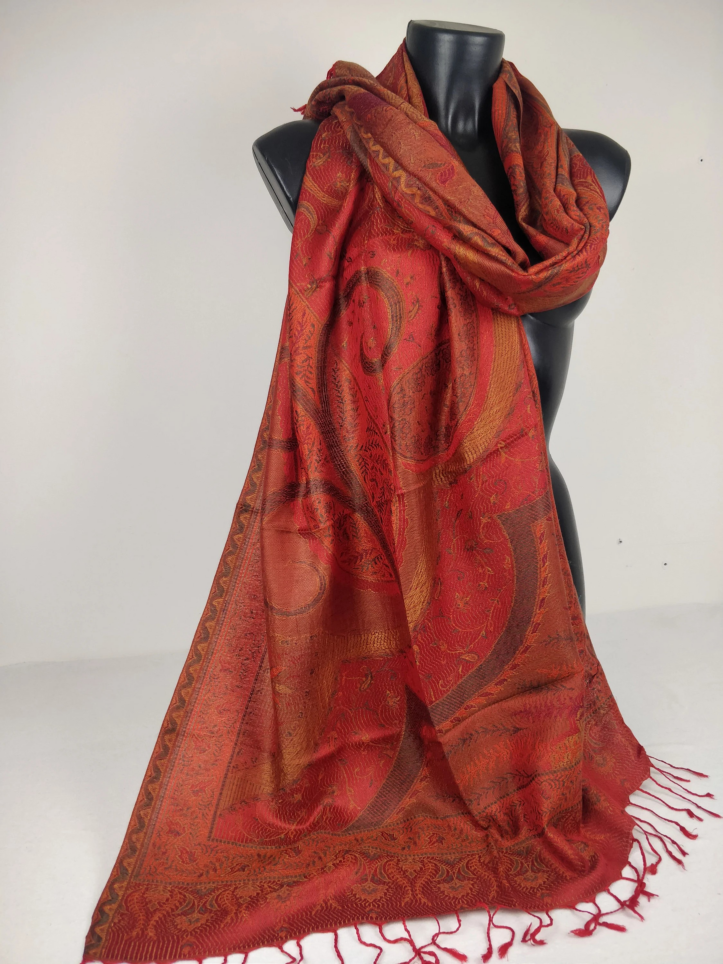 Pashmina Mangal réversible en modal / soie. Echarpe aux motifs paisley rouge.