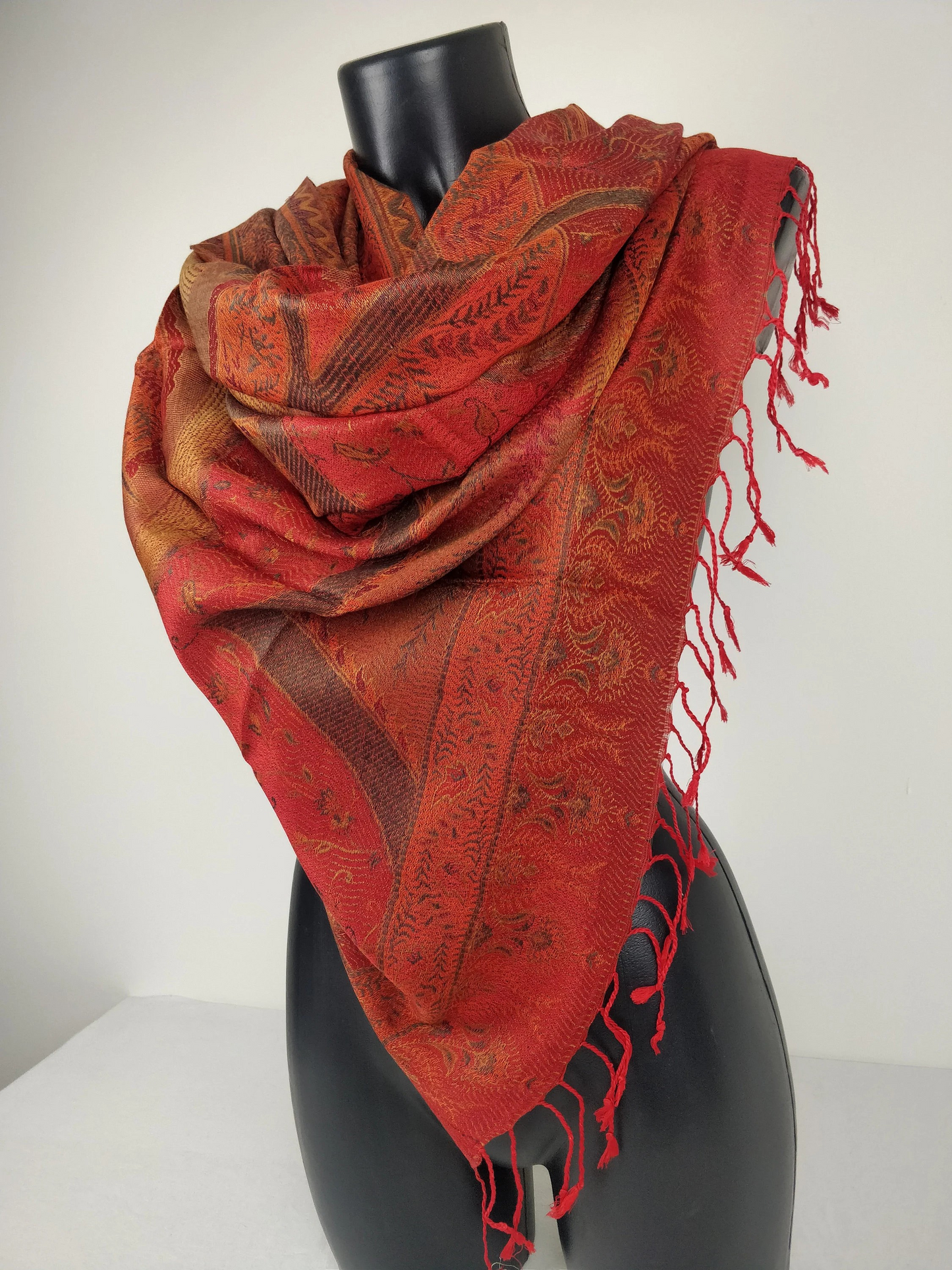 Pashmina Mangal réversible en modal / soie. Echarpe aux motifs paisley rouge.