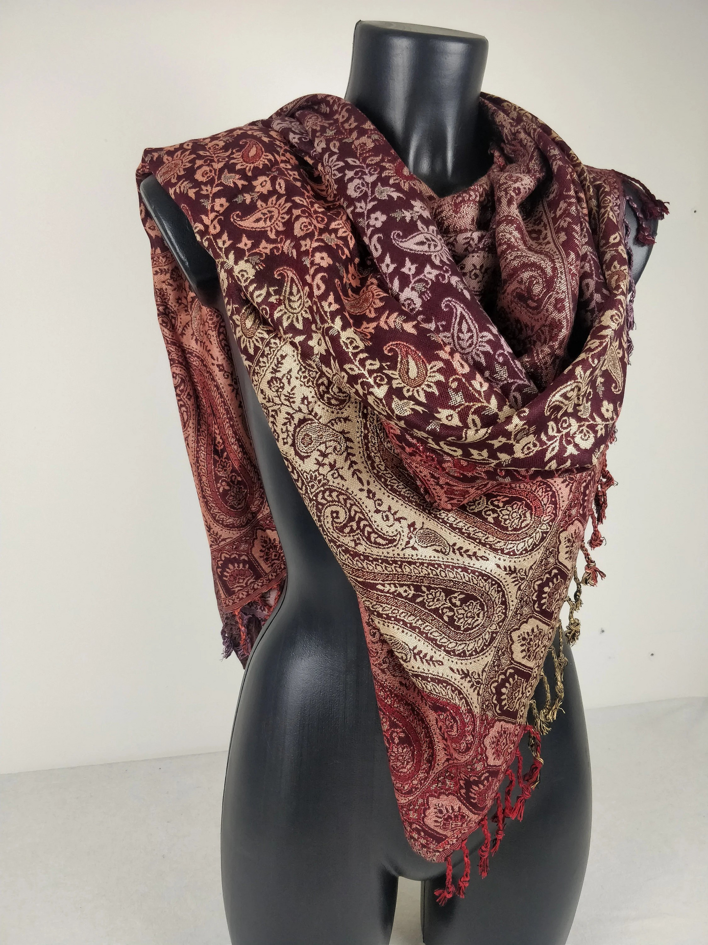 Pashmina réversible multicolore Sankya en viscose. Echarpe aux motifs paisley tons marrons.