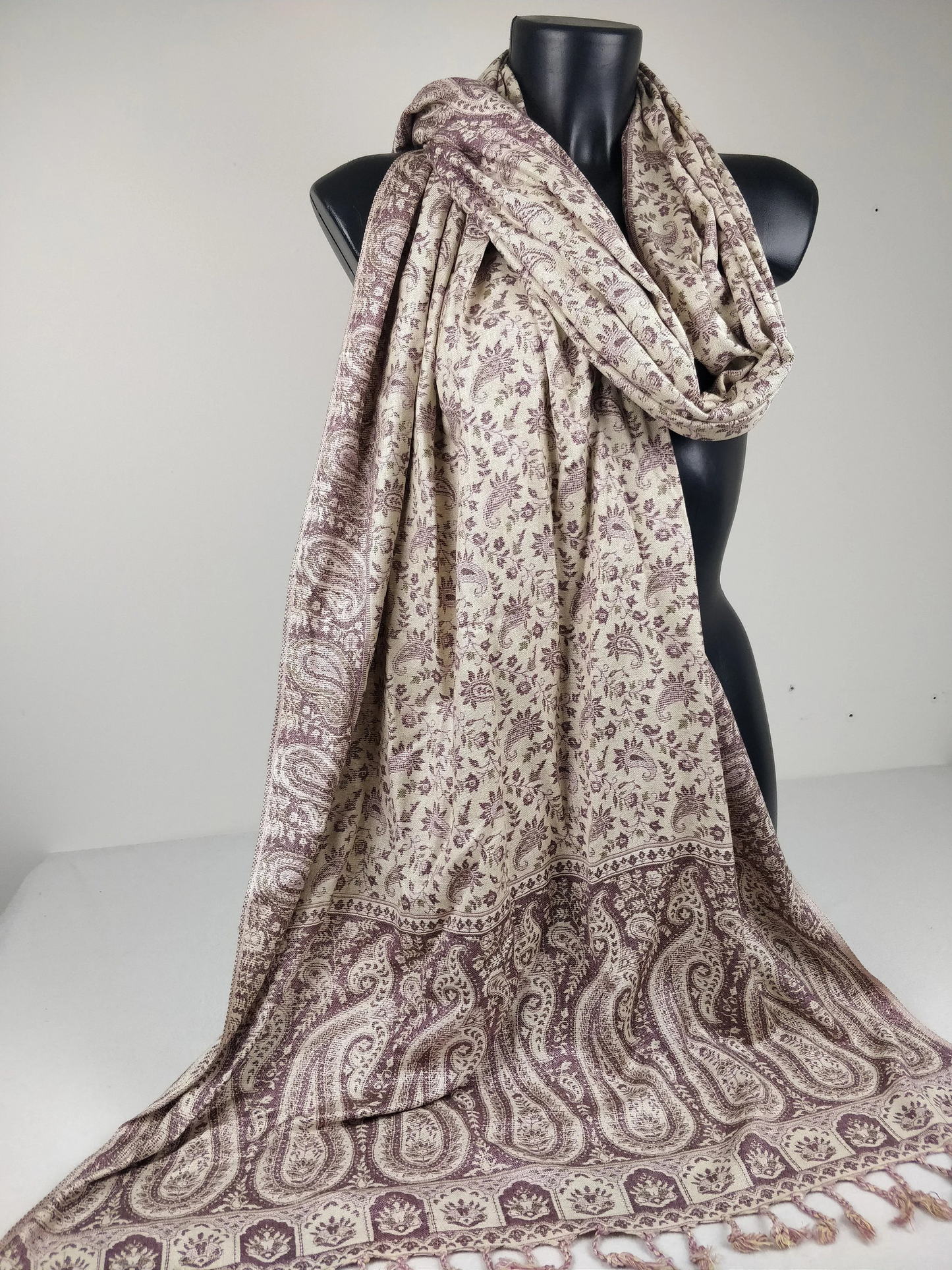 Pashmina réversible Sankya en viscose. Echarpe aux motifs paisley violet.