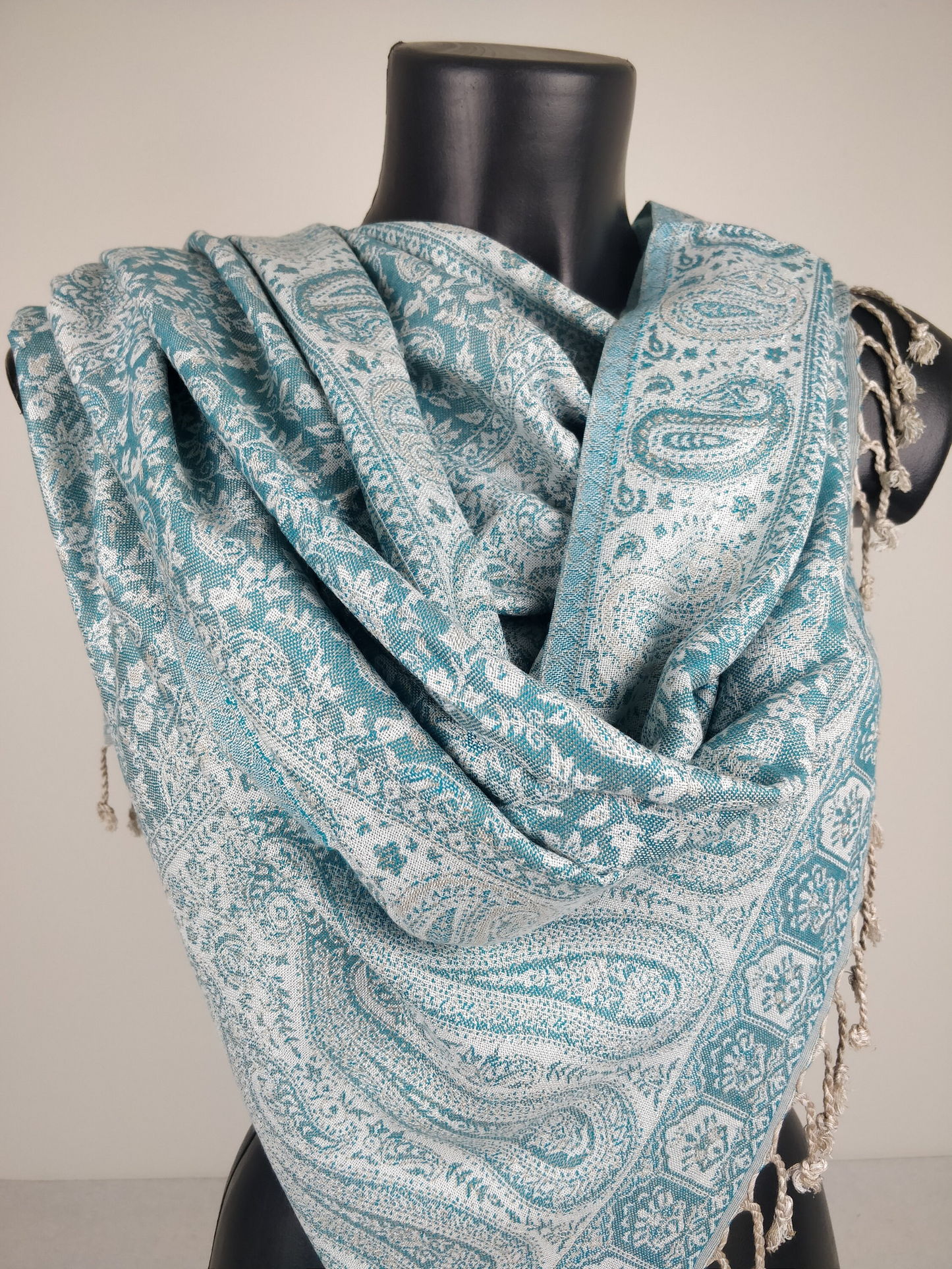 Sankya Wende-Pashmina aus Viskose. Blau-weißes Paisley-Muster.