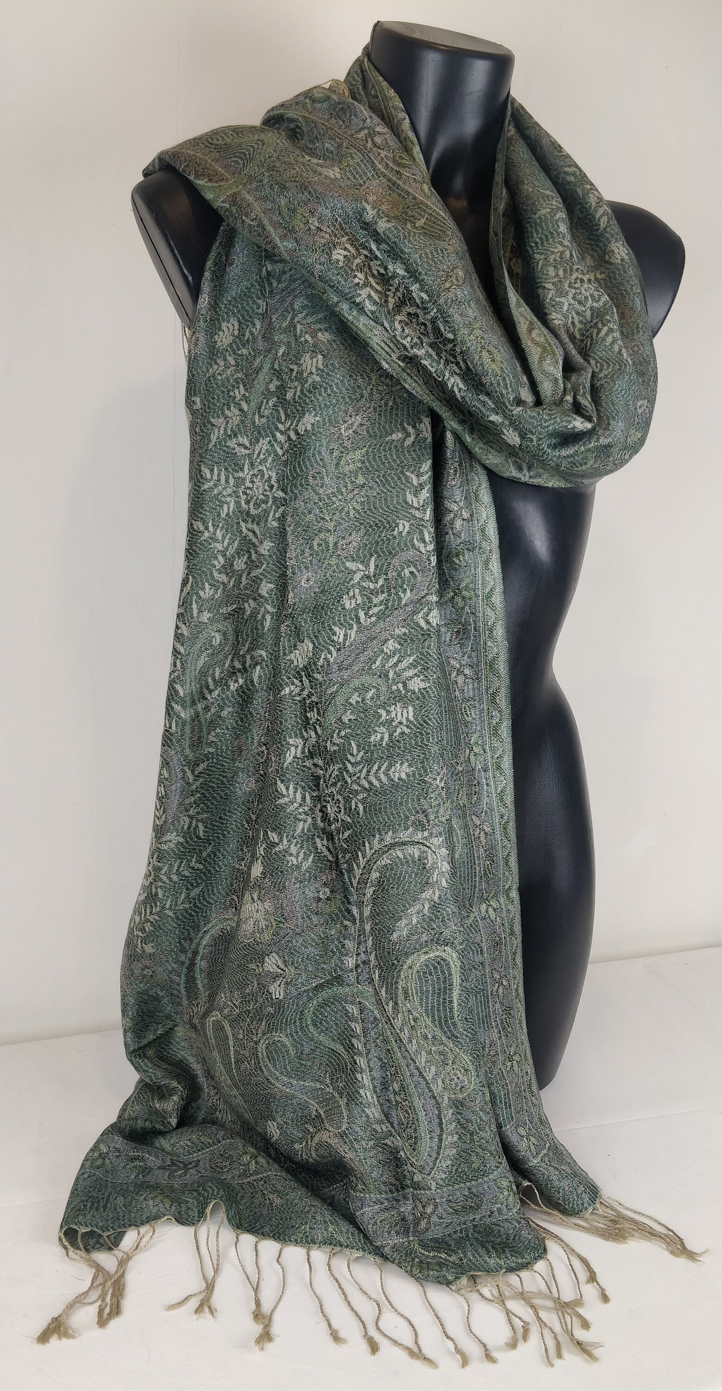 Wende-Mangal-Pashmina aus Modal/Seide. Hellgrünes Paisley-Muster.