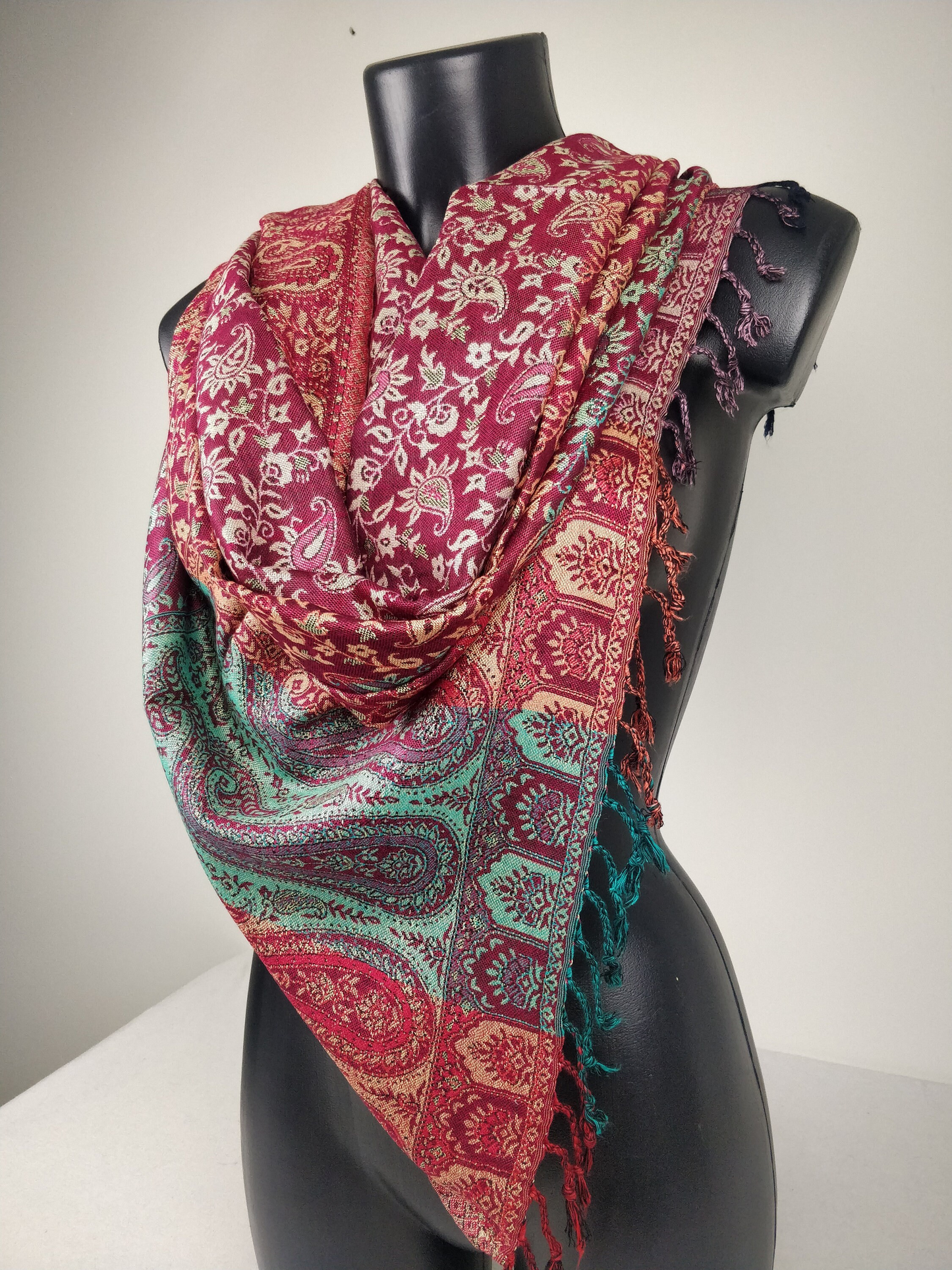 Pashmina réversible multicolore Sankya en viscose. Echarpe aux motifs paisley tons fuchsia.