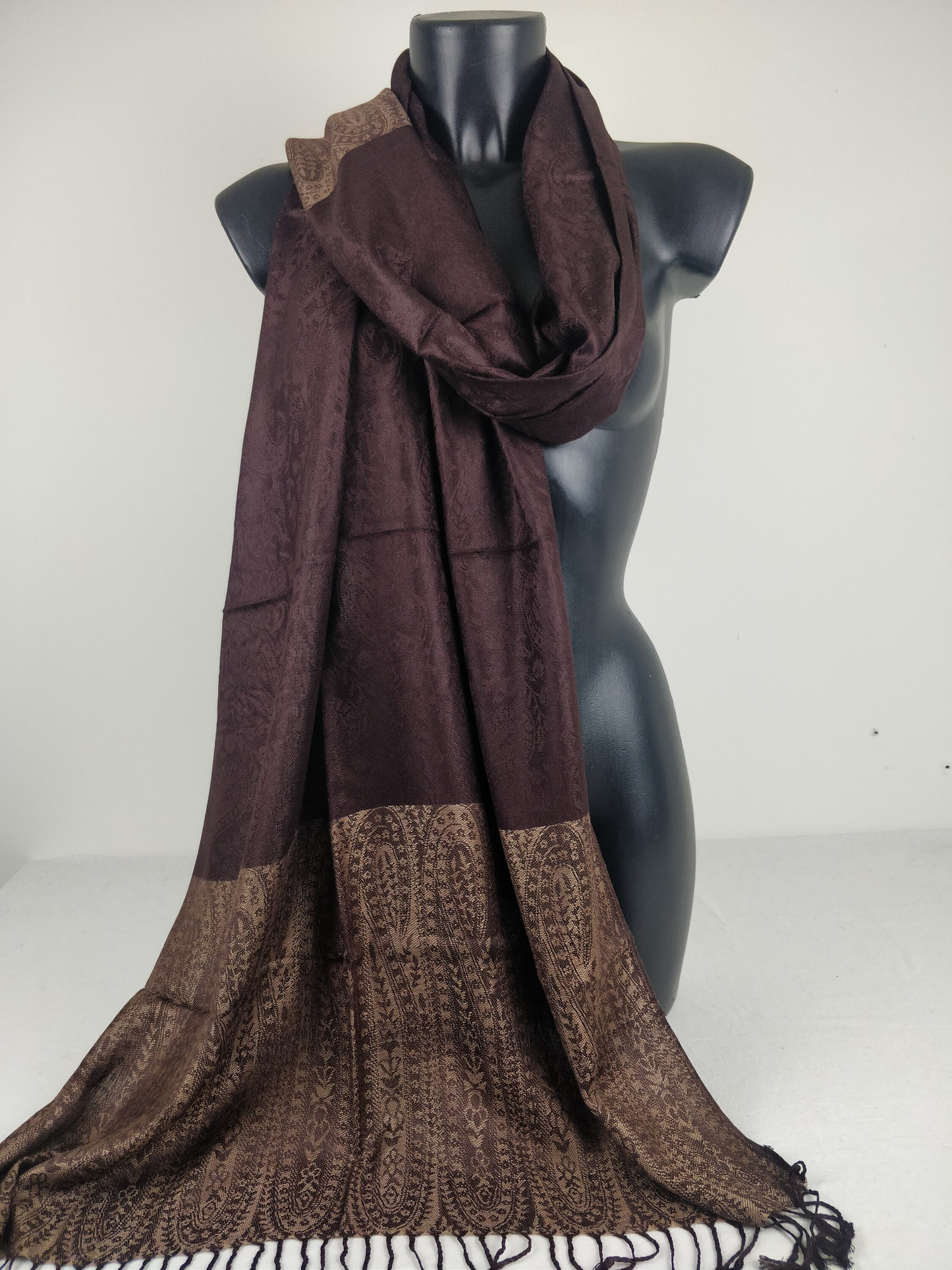 Pashmina Vaisana en viscose. Echarpe bicolore avec motifs paisley marron.