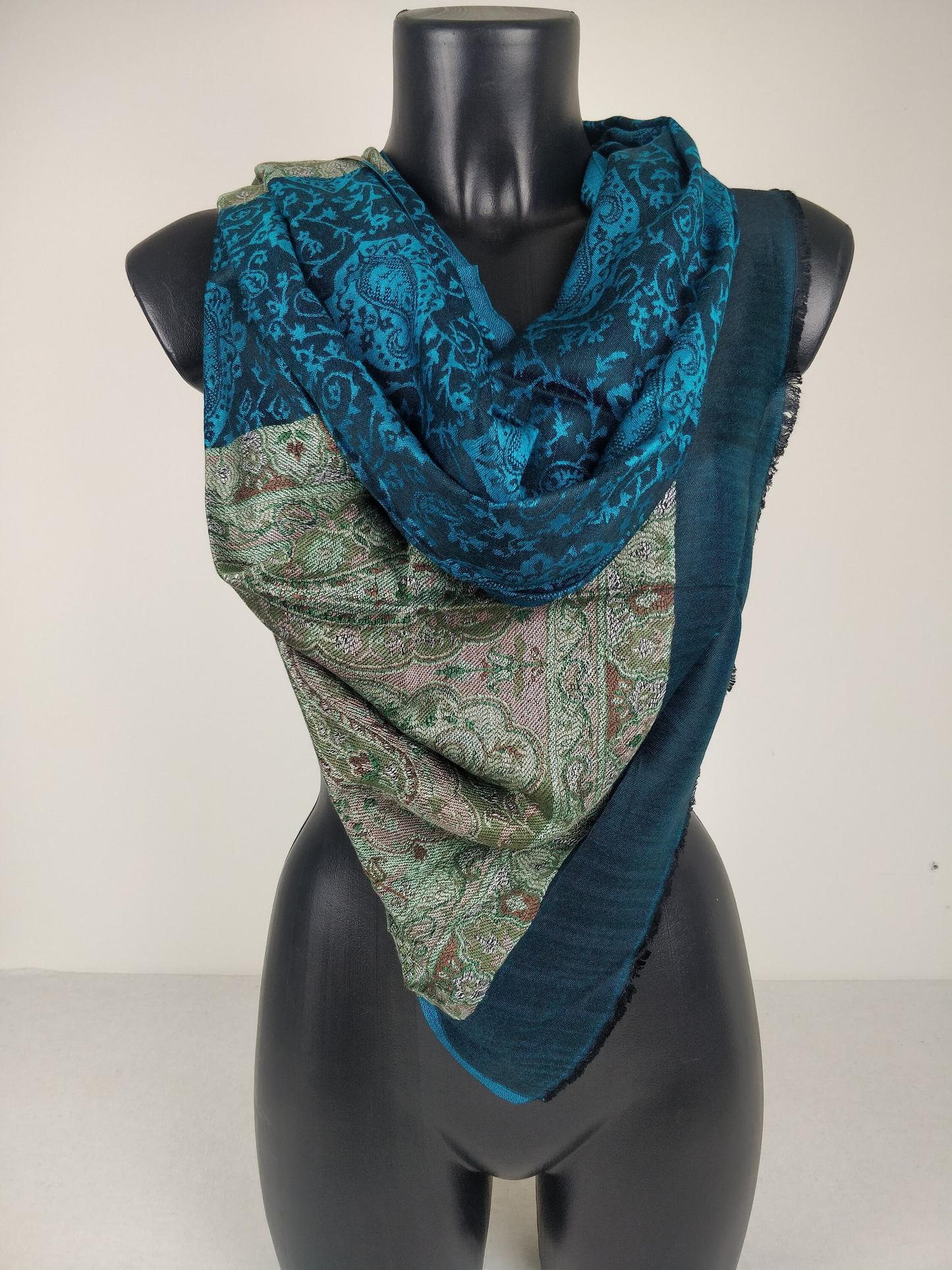 Wende-Pashmina Rudra aus Modal. Blaues Paisley-Muster