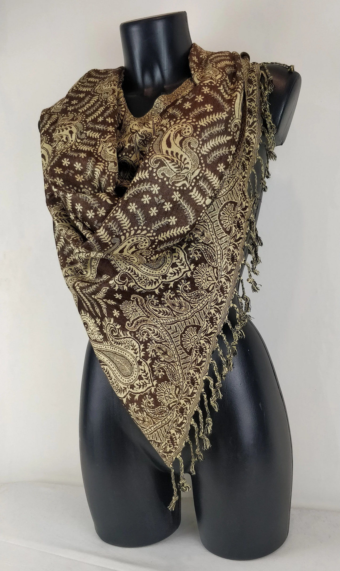 Wendbarer Asoha-Pashmina aus Viskose. Schal mit schwarzem Paisleymuster.