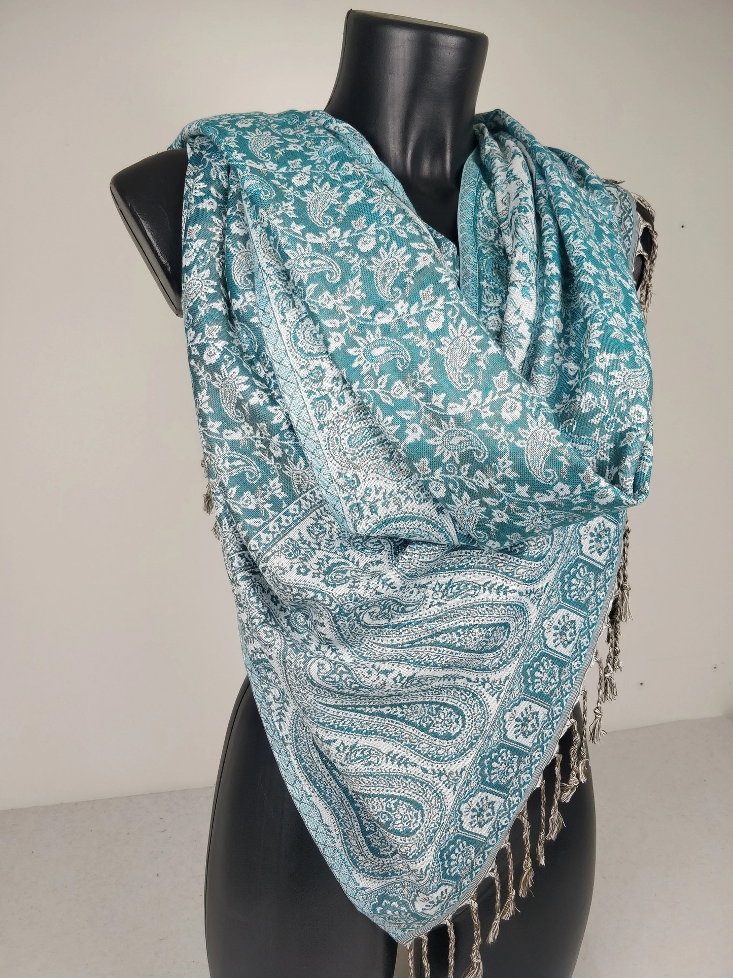 Pashmina réversible Sankya en viscose. Echarpe motif paisley bleue et blanc.