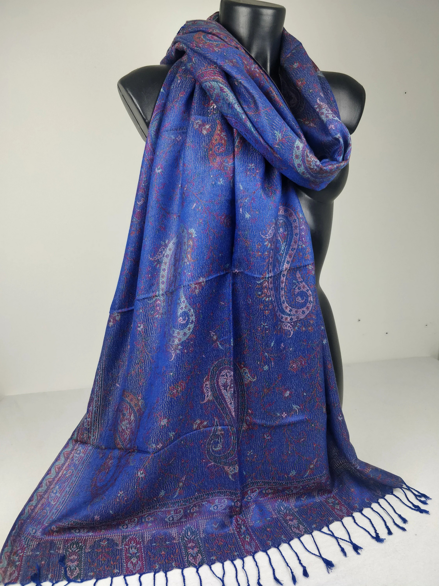 Pashmina Mangal réversible en modal / soie. Motif paisley bleu.