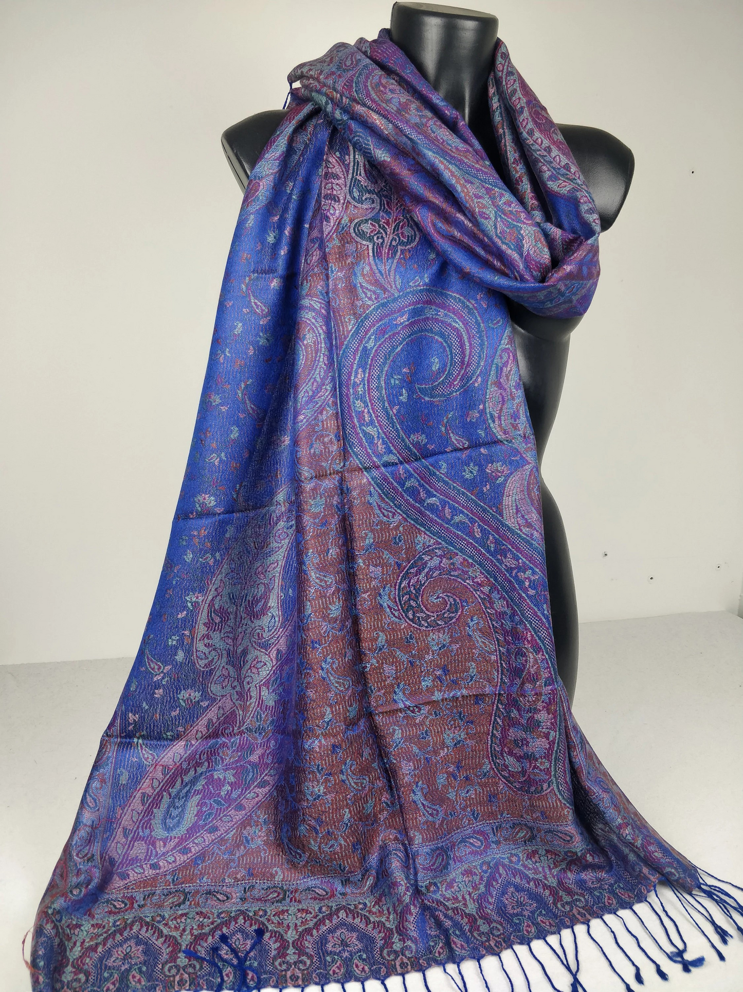 Wende-Mangal-Pashmina aus Modal/Seide. Schal mit blauen Paisleymustern.