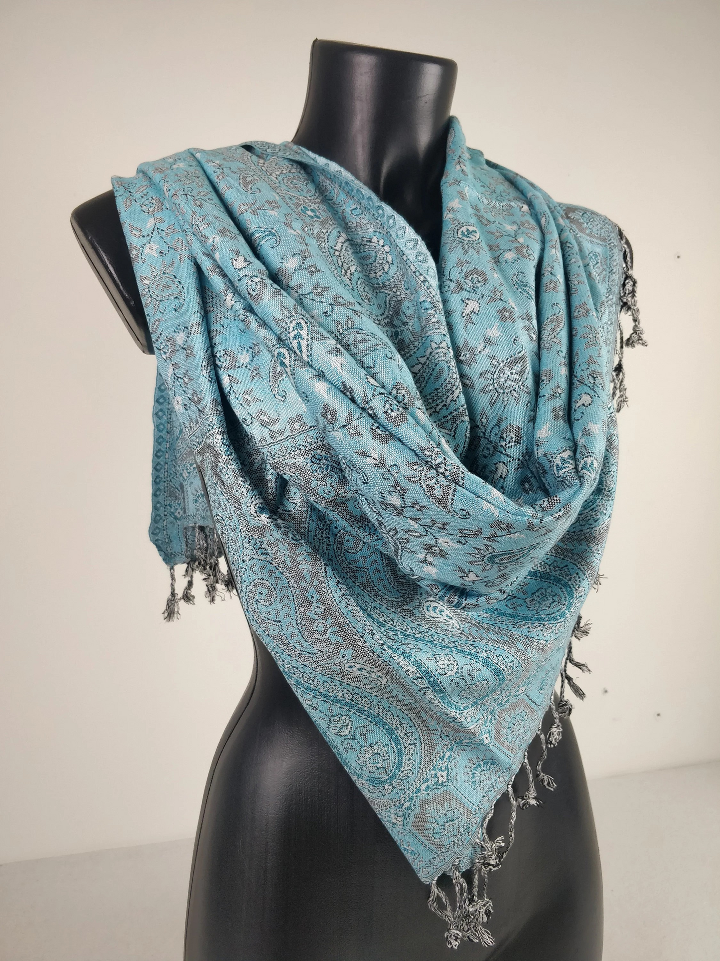 Pashmina Kheril réversible en viscose. Echarpe motifs paisley bleu.